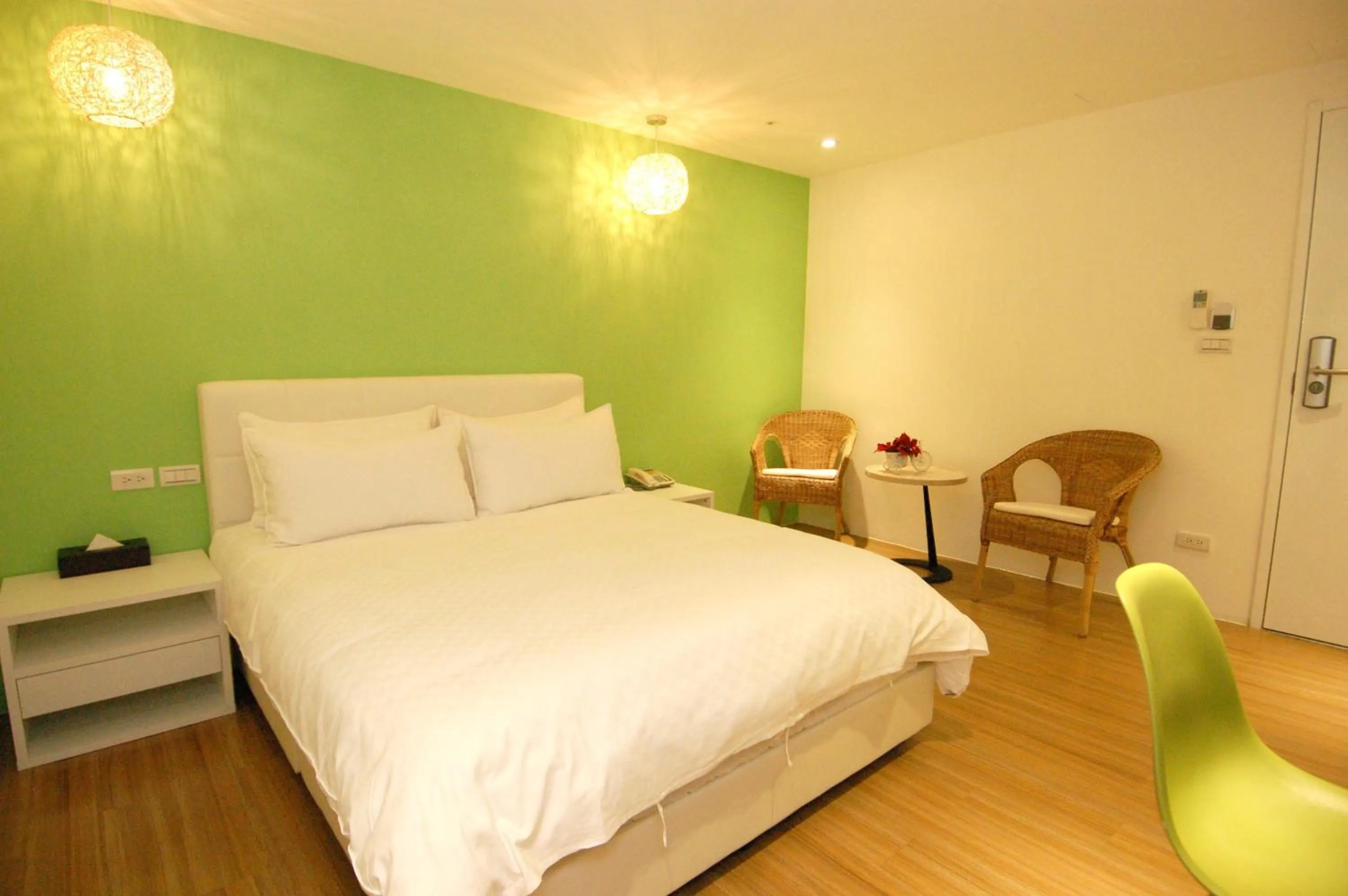 Bedroom, Bed in Season 5 Inn