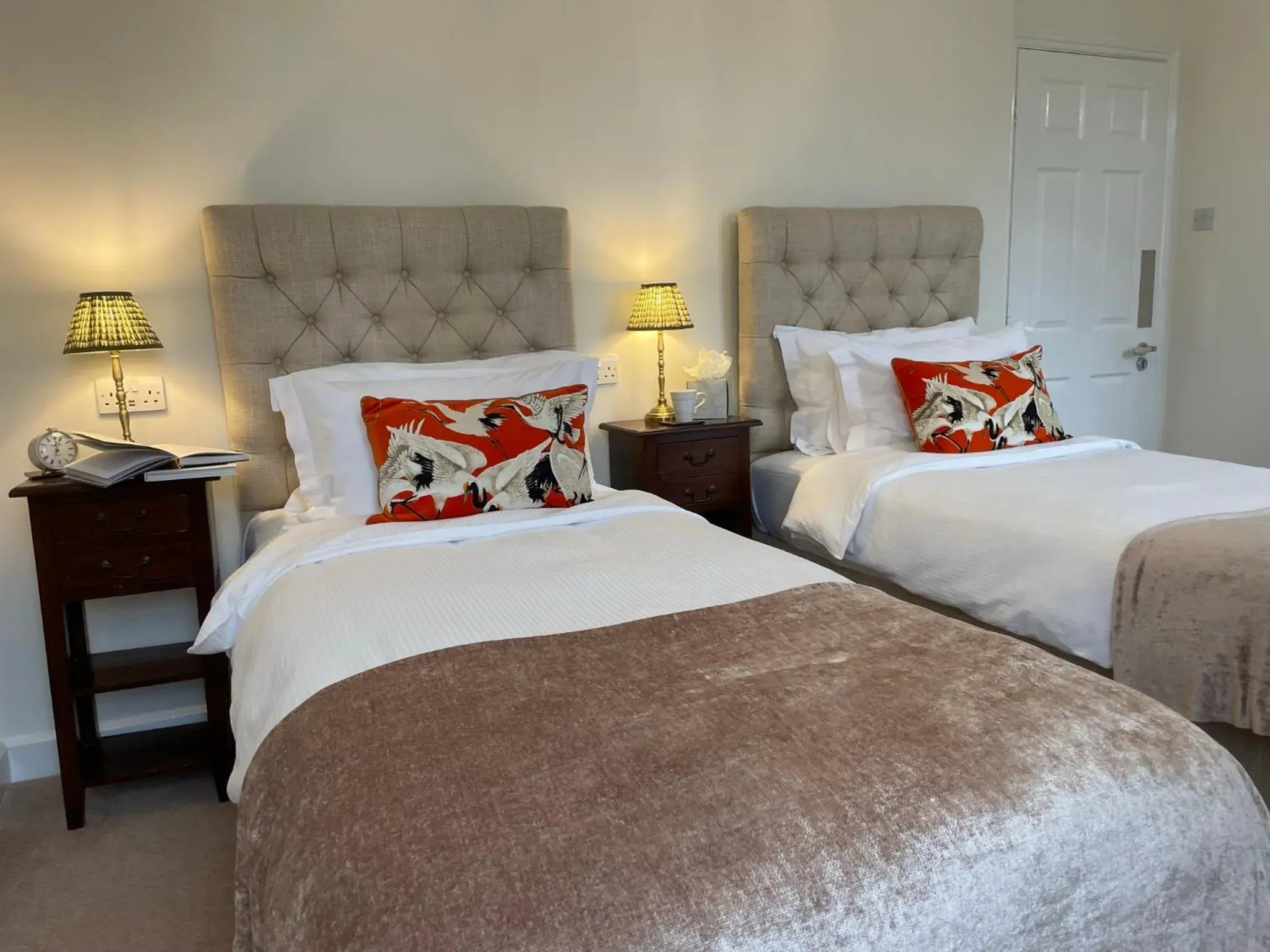 Queen Room with Garden View in Edgcott House Queen Room with Garden View in Edgcott House