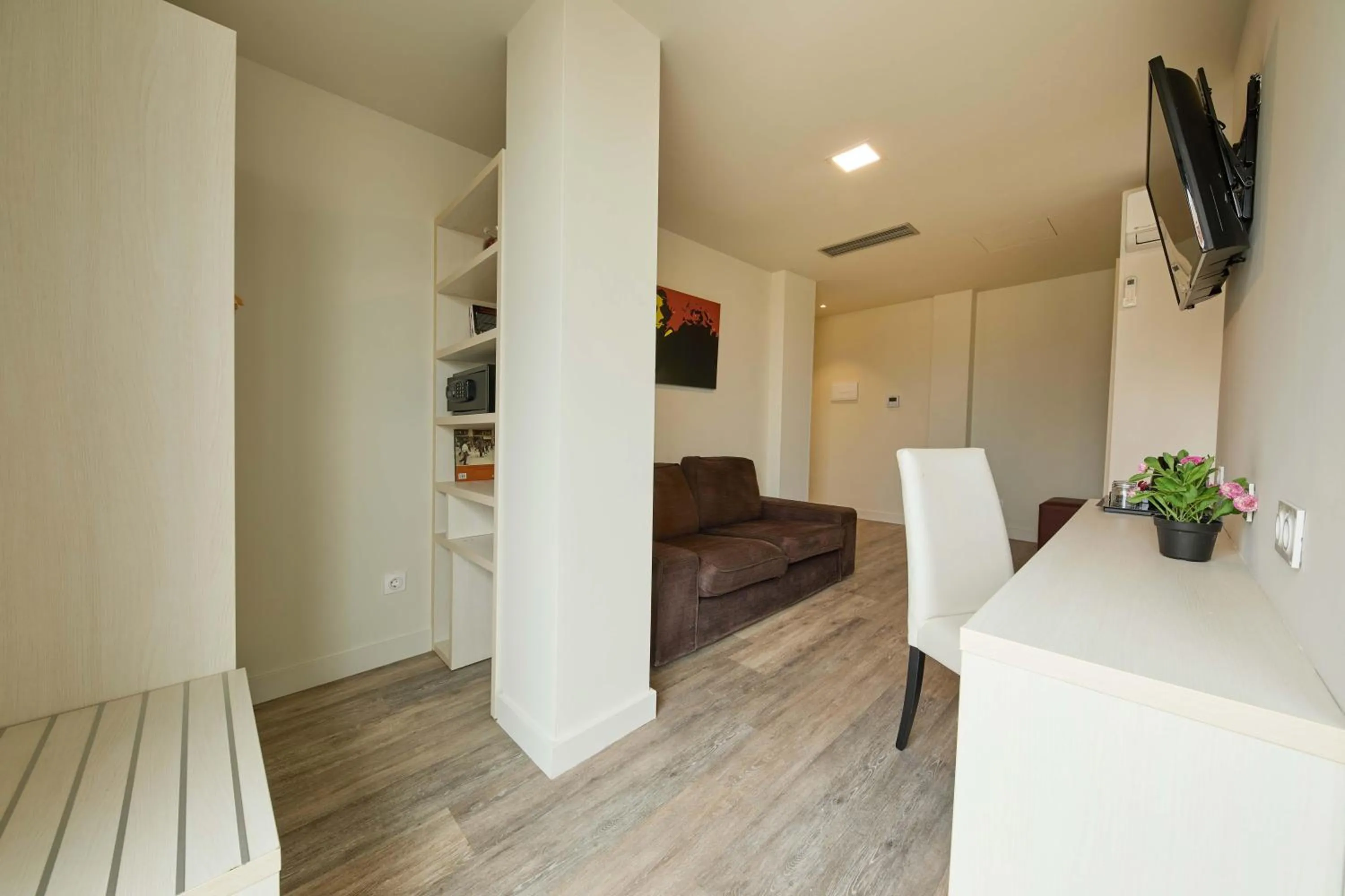 Photo of the whole room in 1881 Barcelona Gran Rosellon Hotel