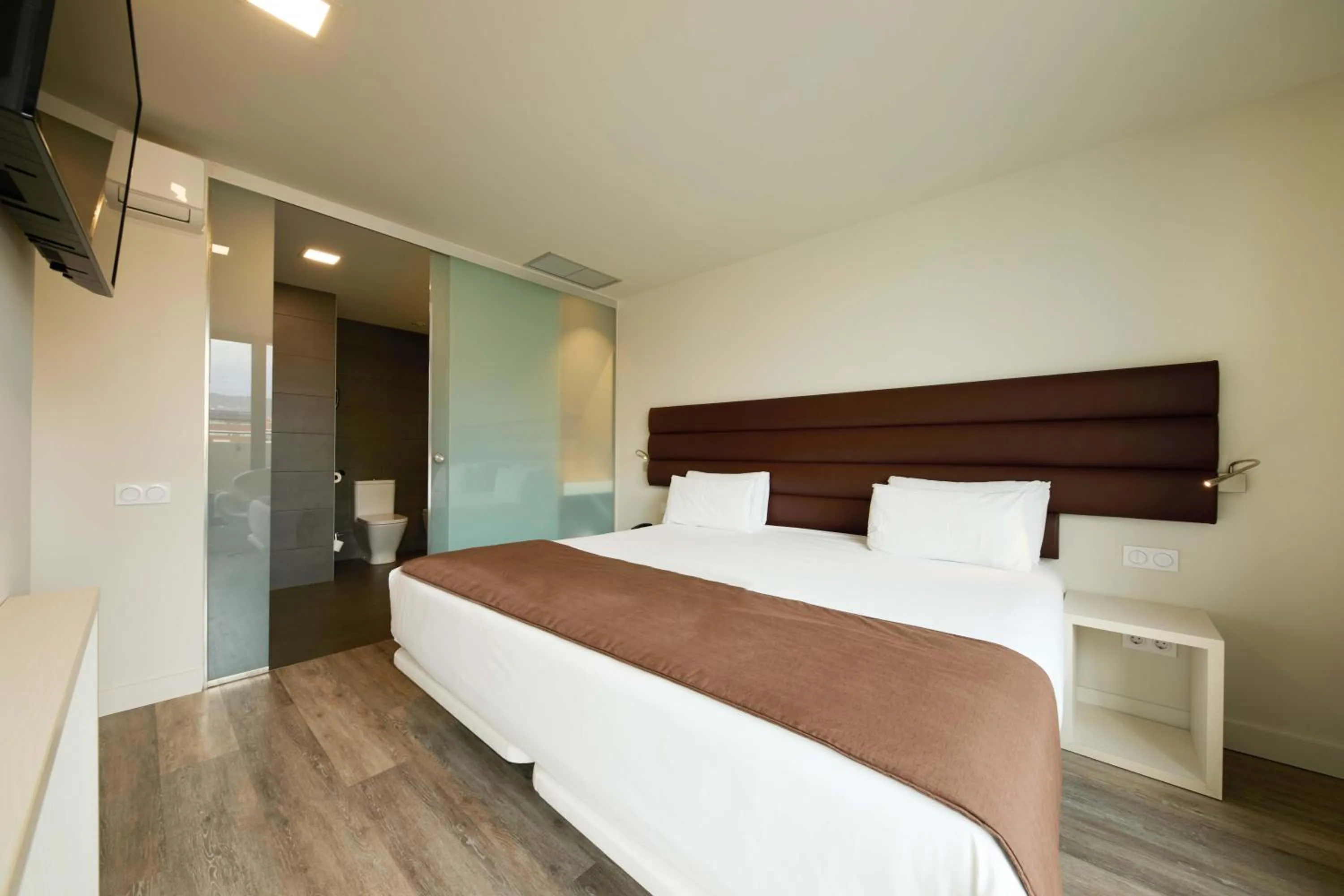 Photo of the whole room, Bed in 1881 Barcelona Gran Rosellon Hotel