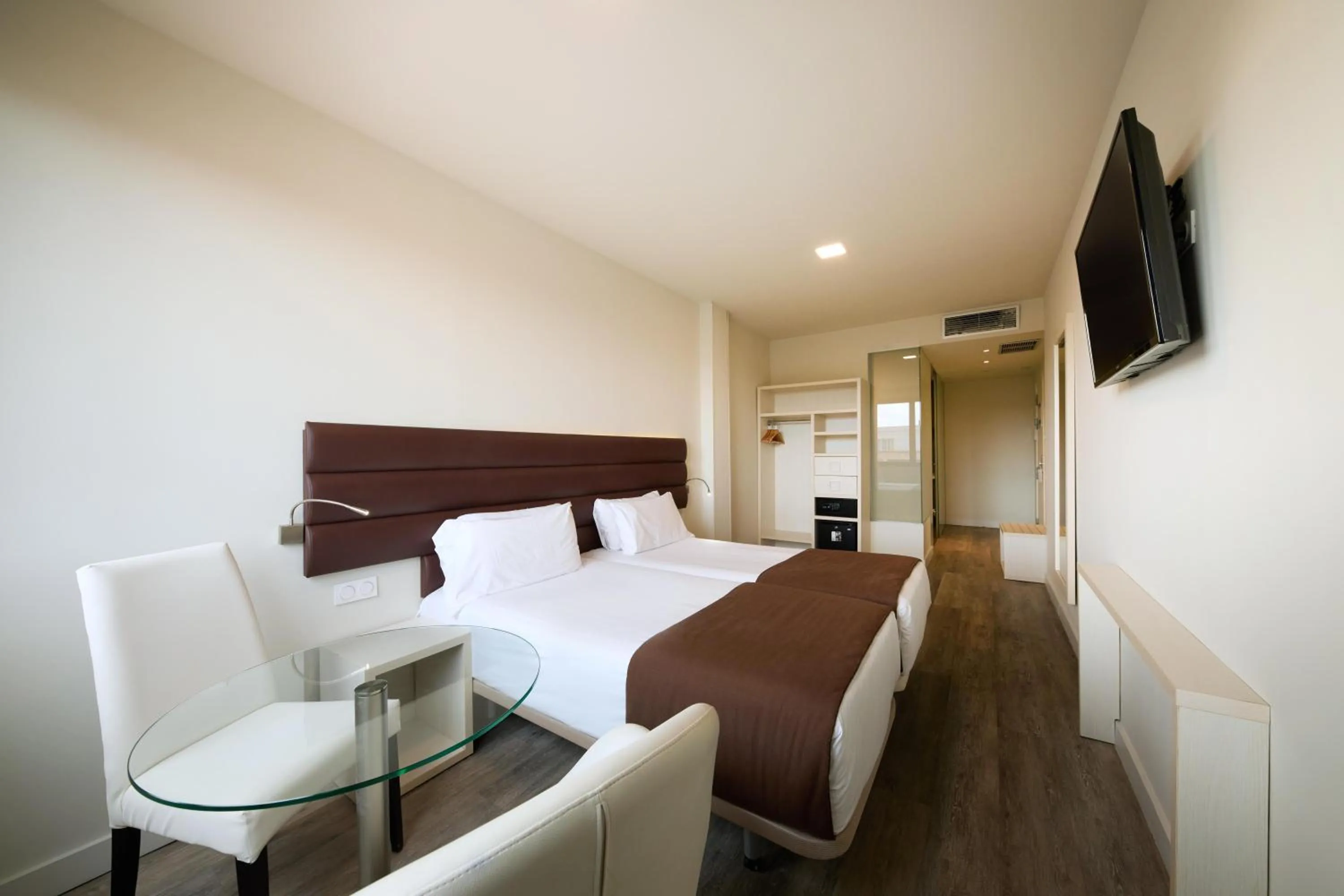 Photo of the whole room, Bed in 1881 Barcelona Gran Rosellon Hotel