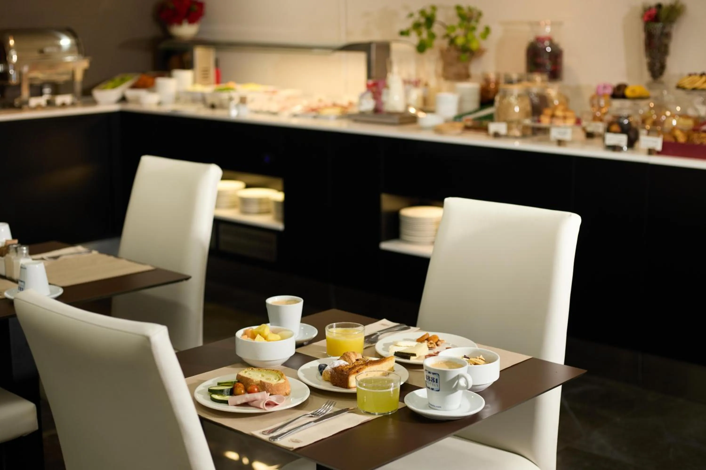 Restaurant/places to eat in 1881 Barcelona Gran Rosellon Hotel