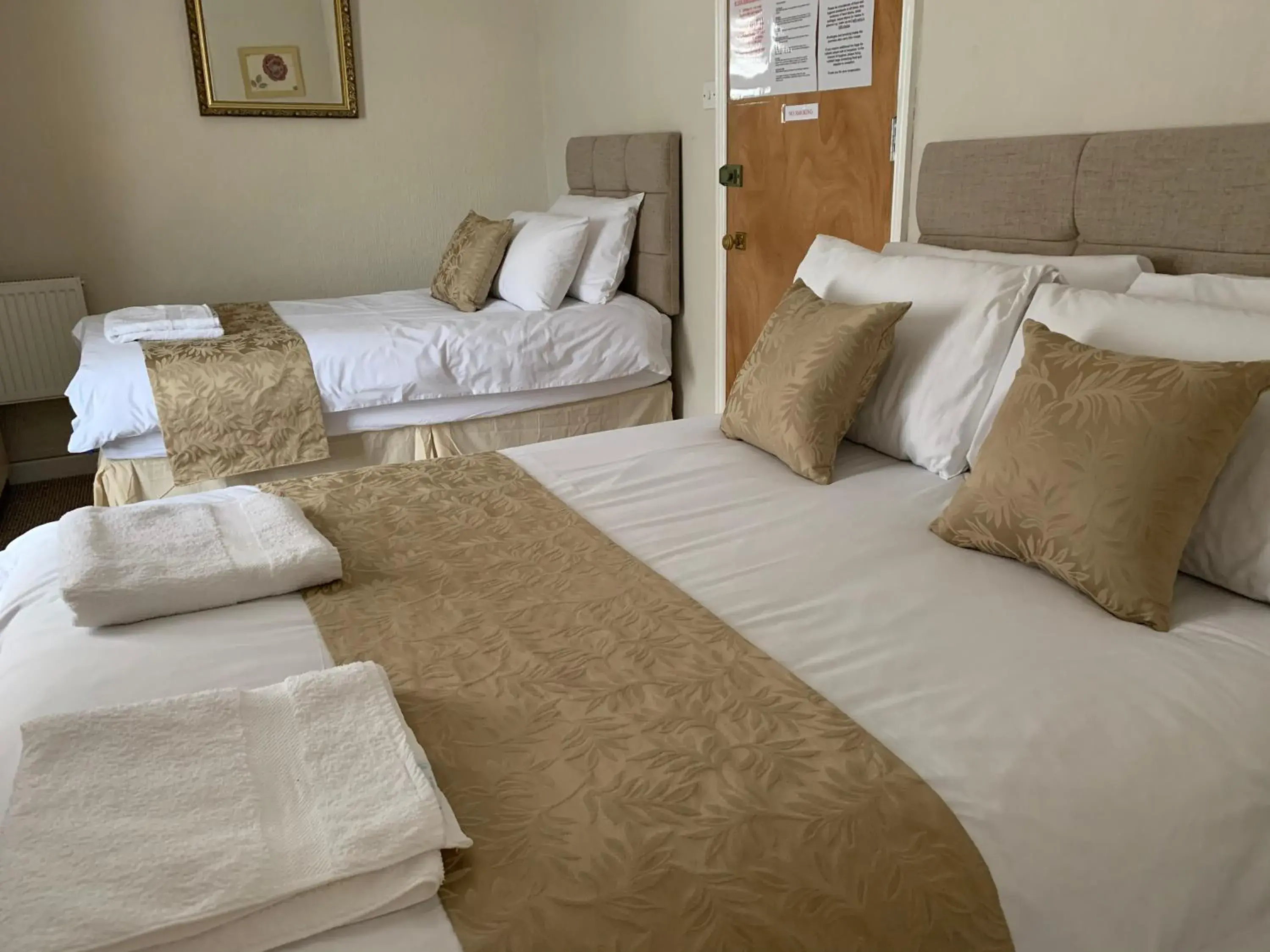 Triple Room with Shower in Sharn Bek Hotel Triple Room with Shower in Sharn Bek Hotel