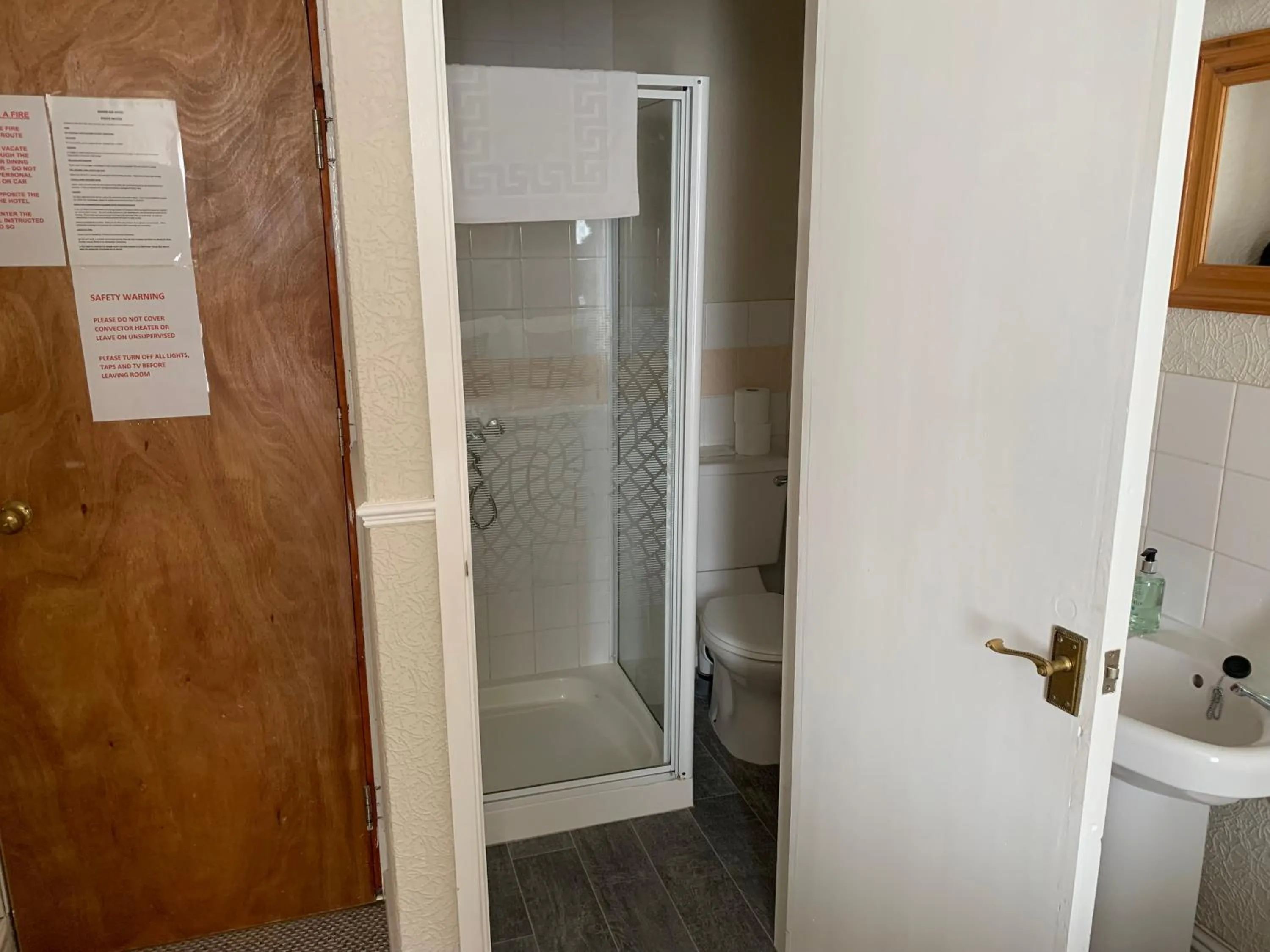 Shower in Sharn Bek Hotel