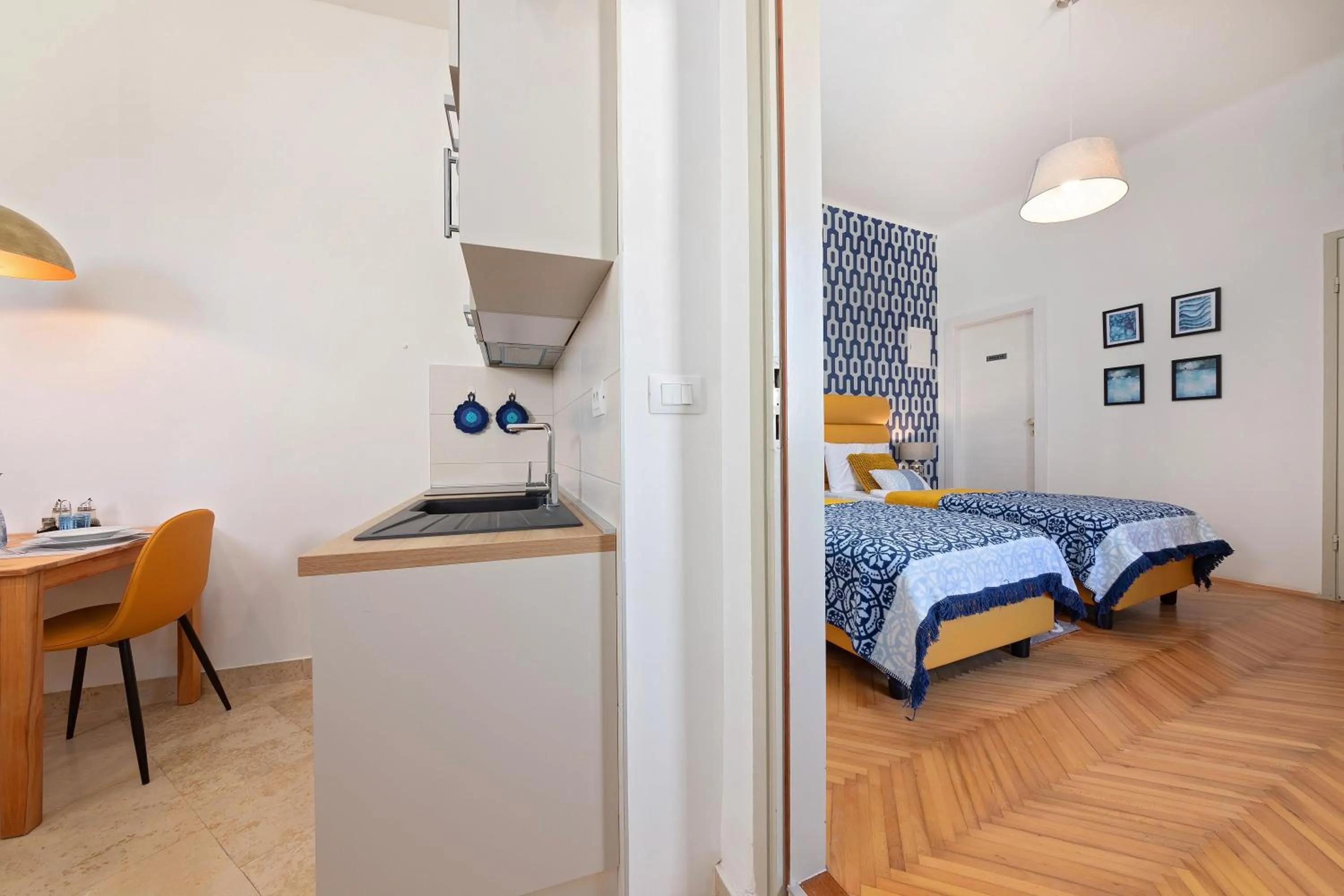Kitchen or kitchenette, Bed in Apartment Arena