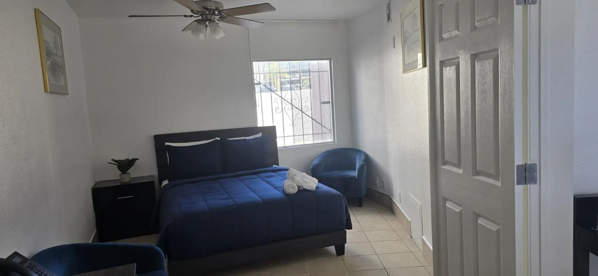 Bedroom in Travelsuites Hotel