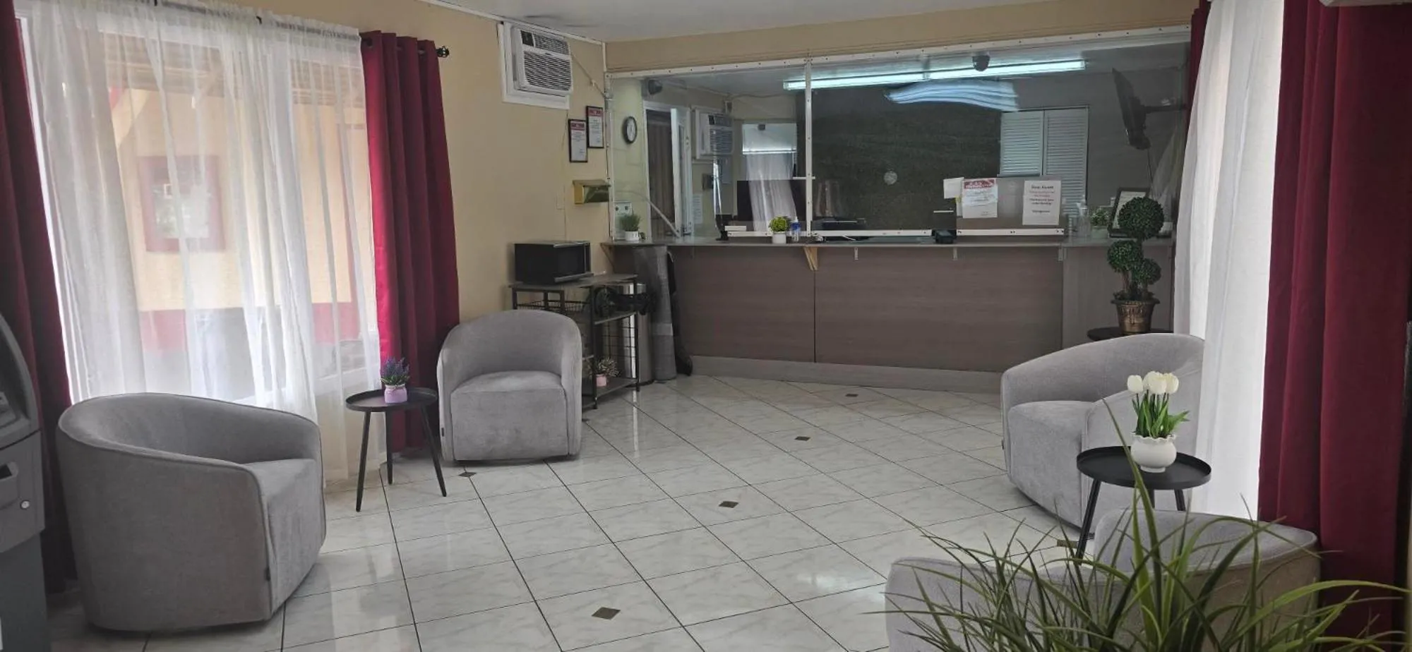 Property building in Travelsuites Hotel