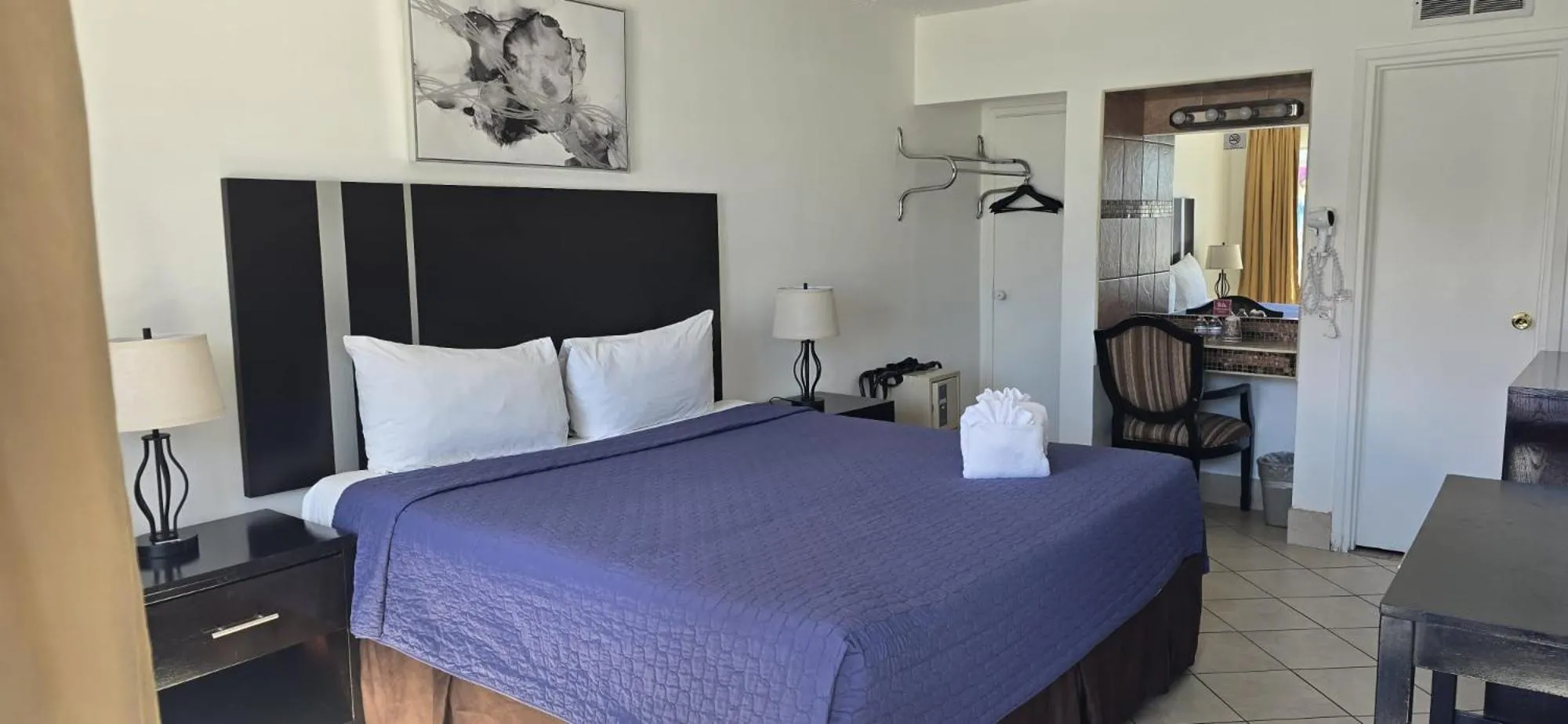 Bed in Travelsuites Hotel