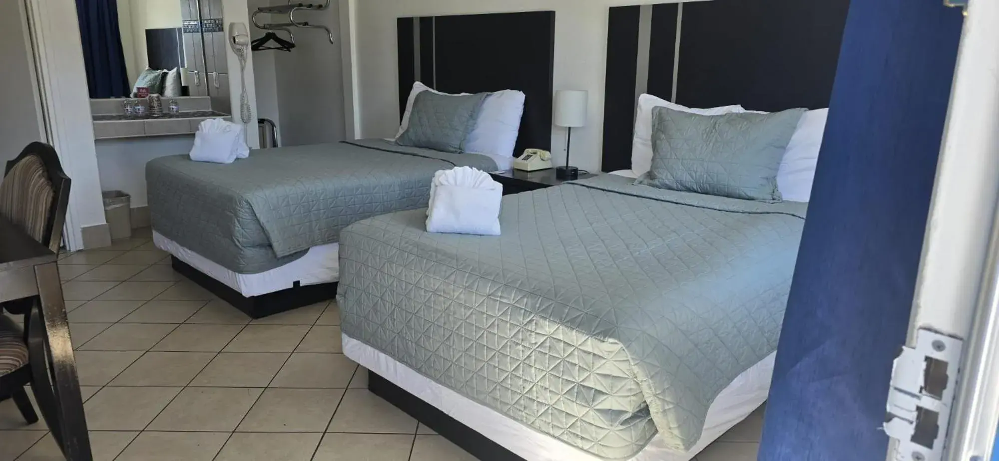 Double Room in Travelsuites Hotel Double Room in Travelsuites Hotel