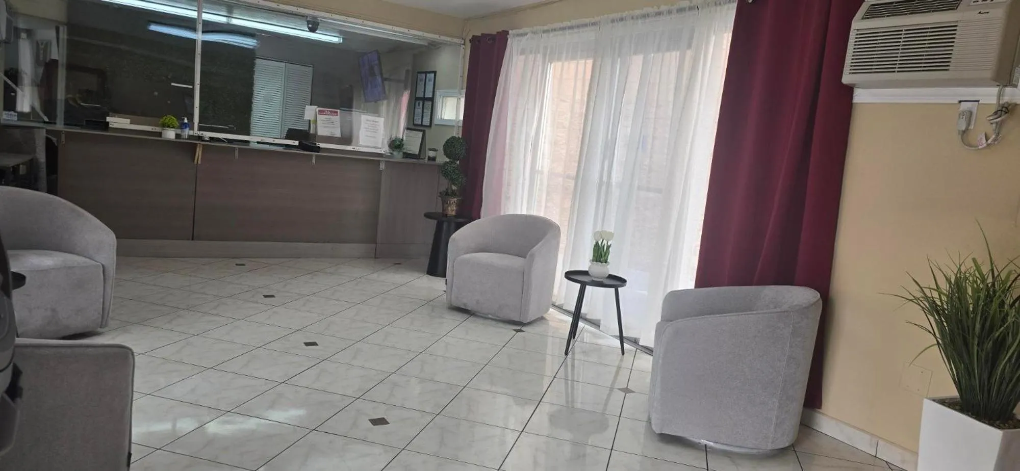 Property building in Travelsuites Hotel