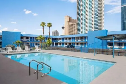 Swimming pool in Travelsuites Hotel