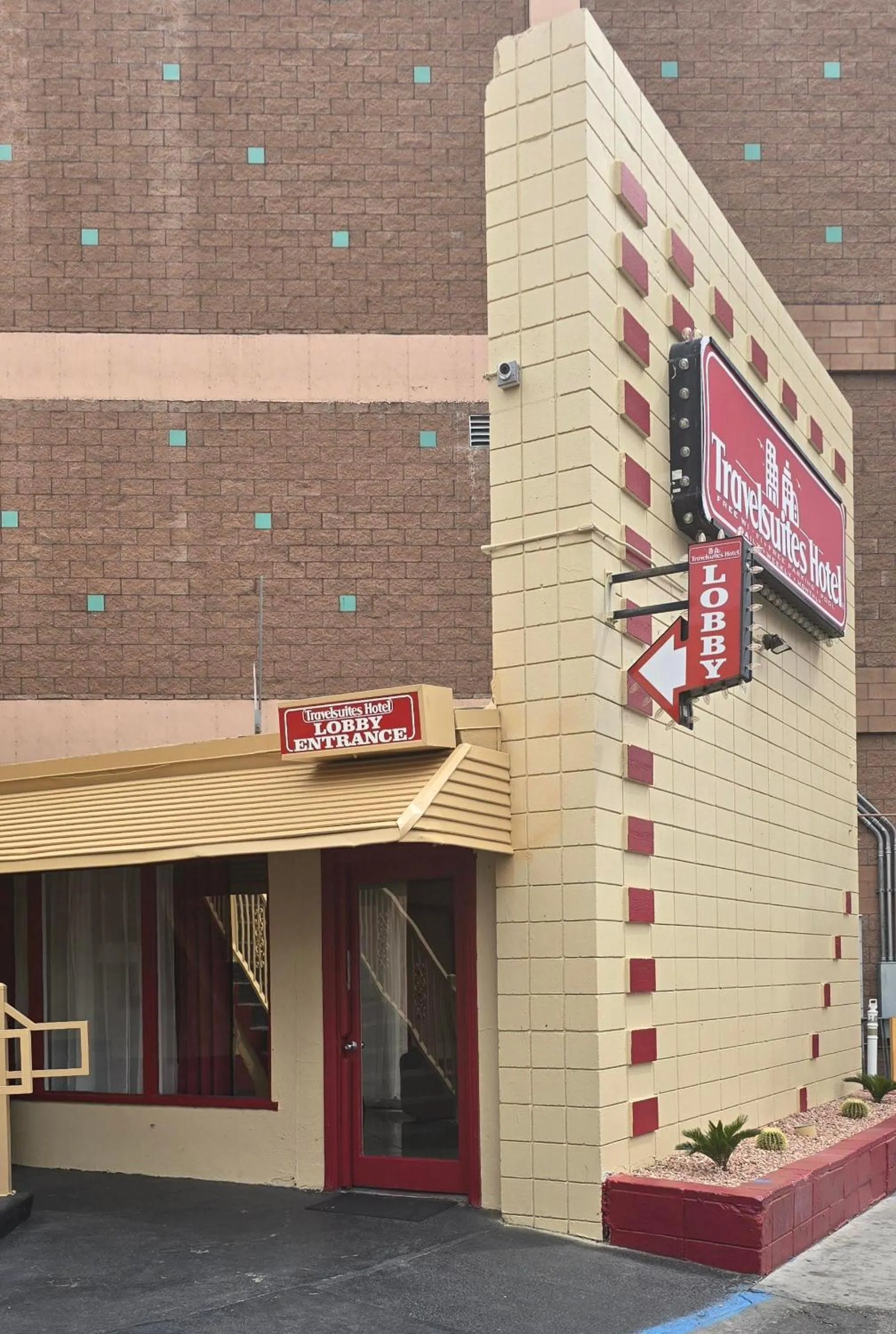Property building in Travelsuites Hotel