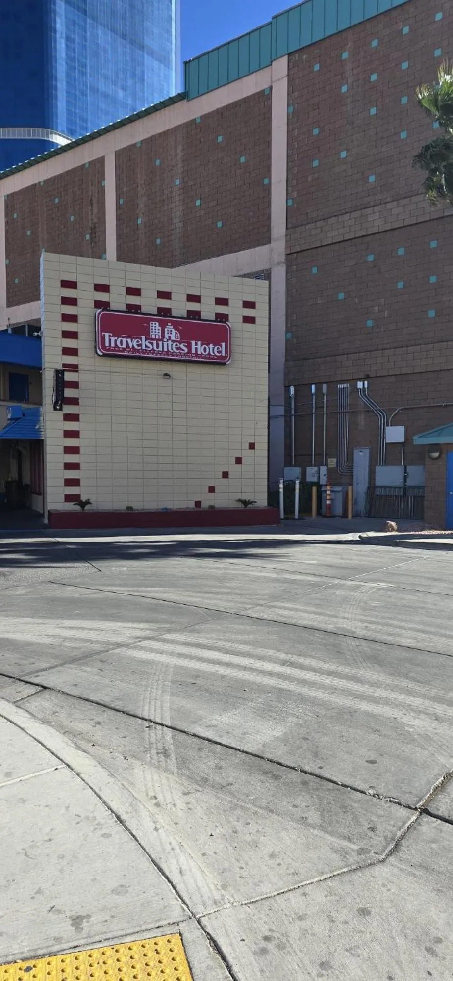 Property building in Travelsuites Hotel