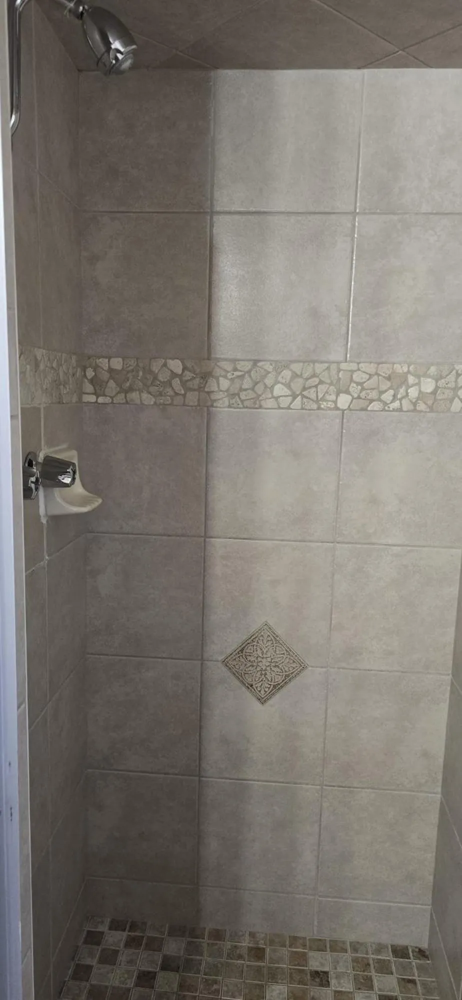 Shower in Travelsuites Hotel