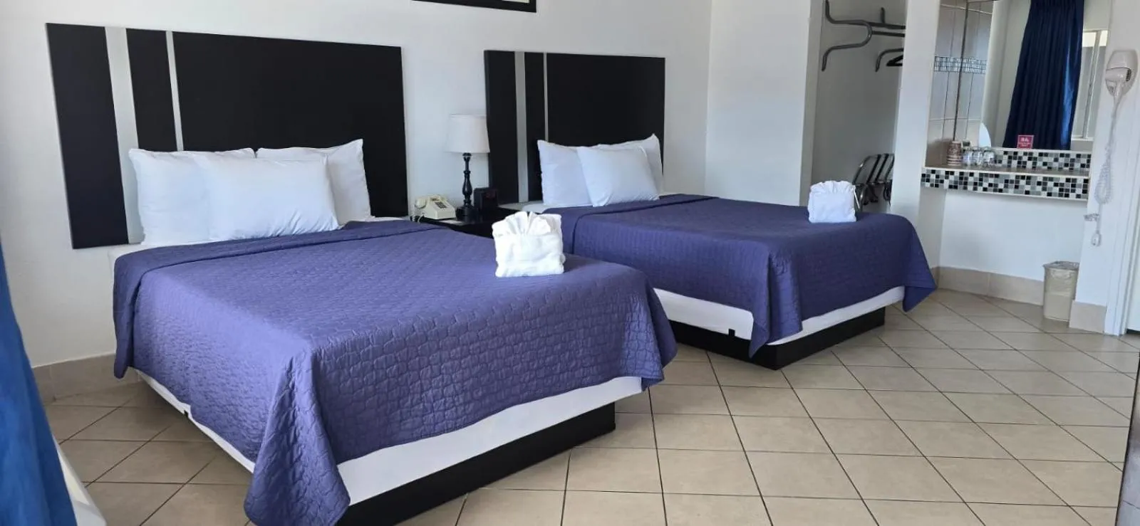 Bed in Travelsuites Hotel