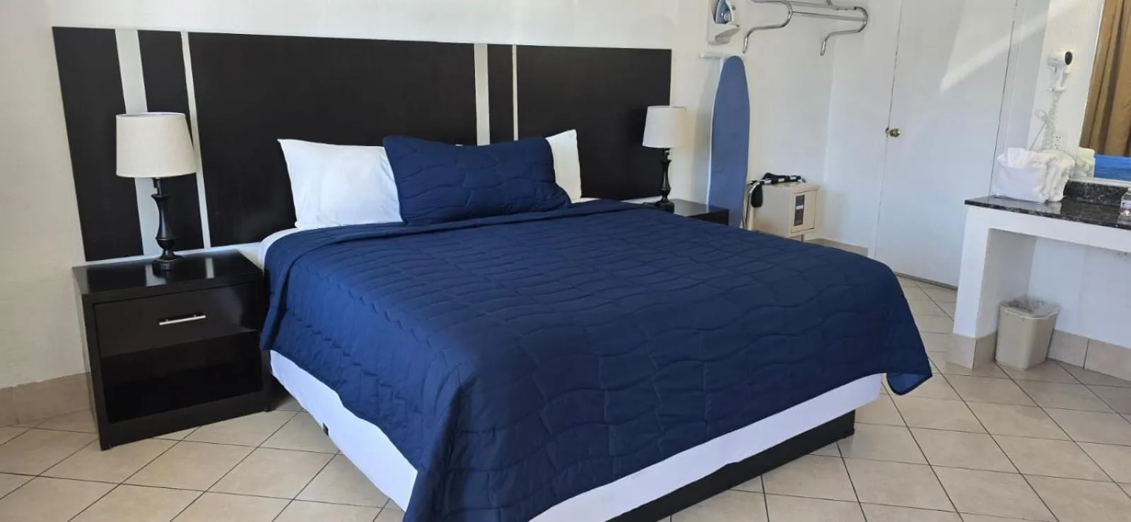 Bed in Travelsuites Hotel