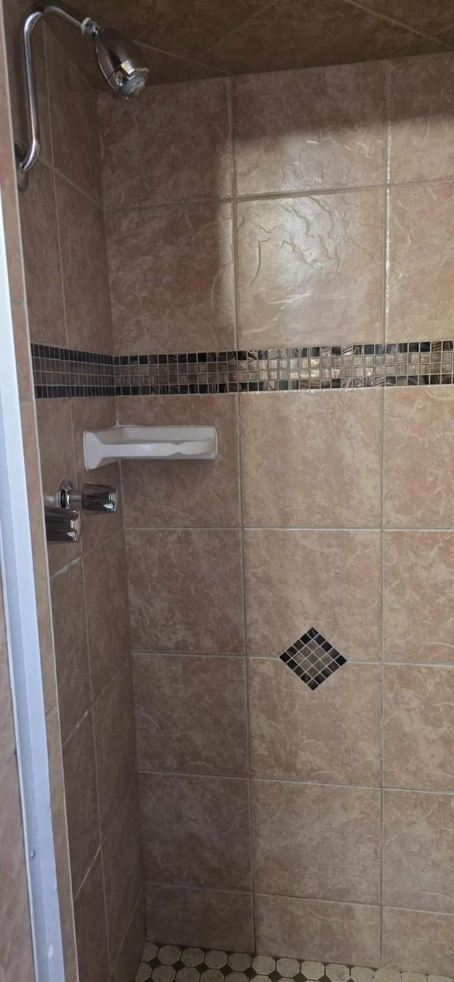 Shower in Travelsuites Hotel