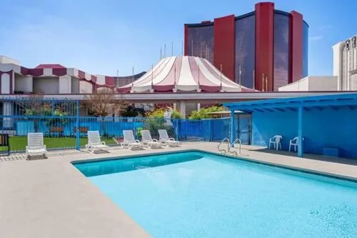Pool view in Travelsuites Hotel