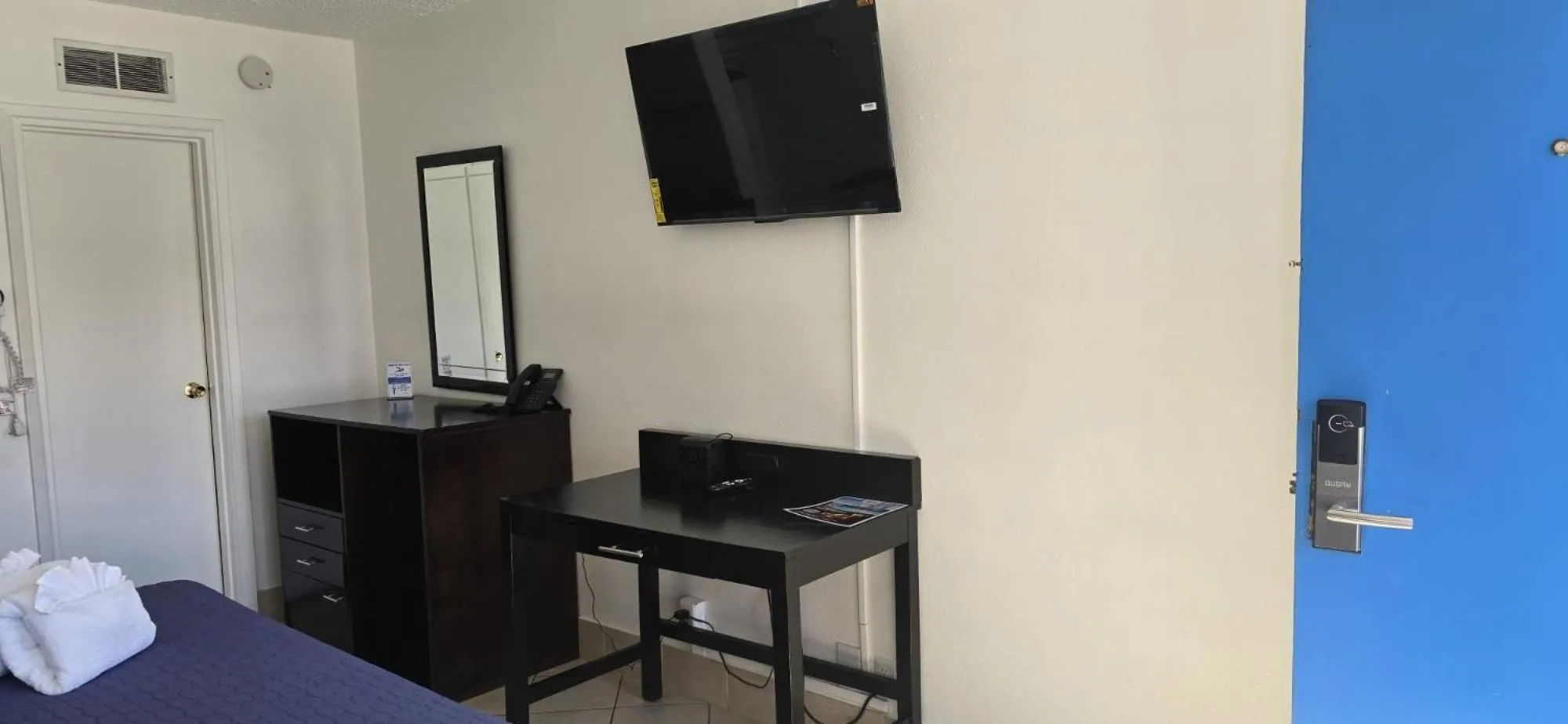 Bedroom, Bed in Travelsuites Hotel