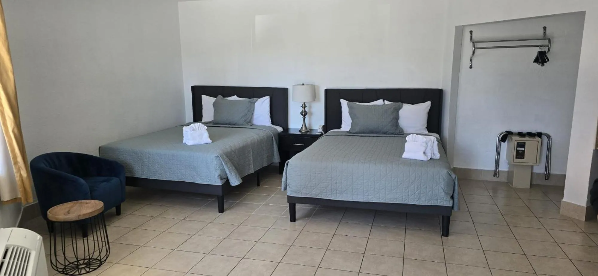 Bedroom, Bed in Travelsuites Hotel