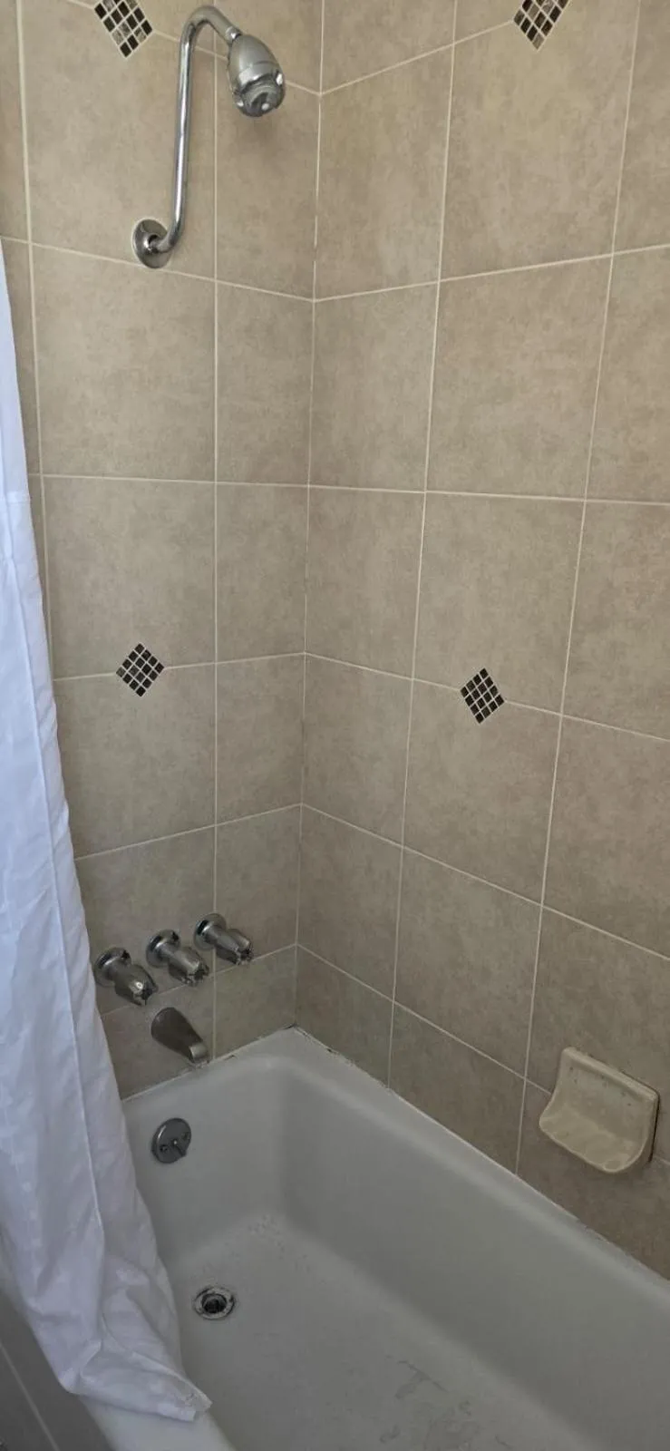 Shower in Travelsuites Hotel