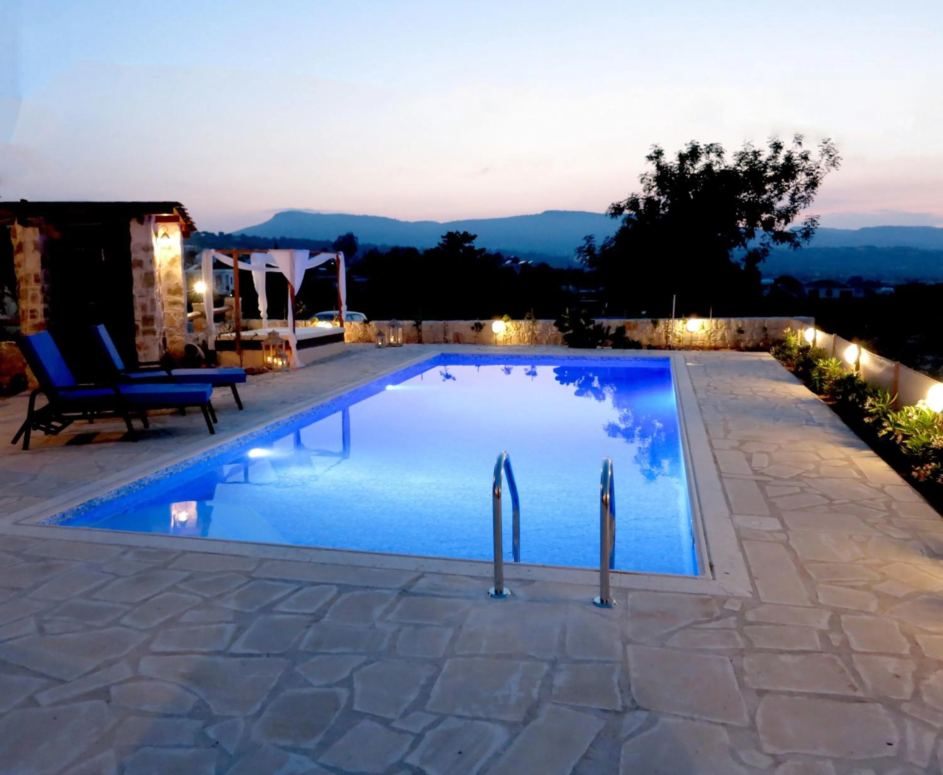 Night in Simona Stone House