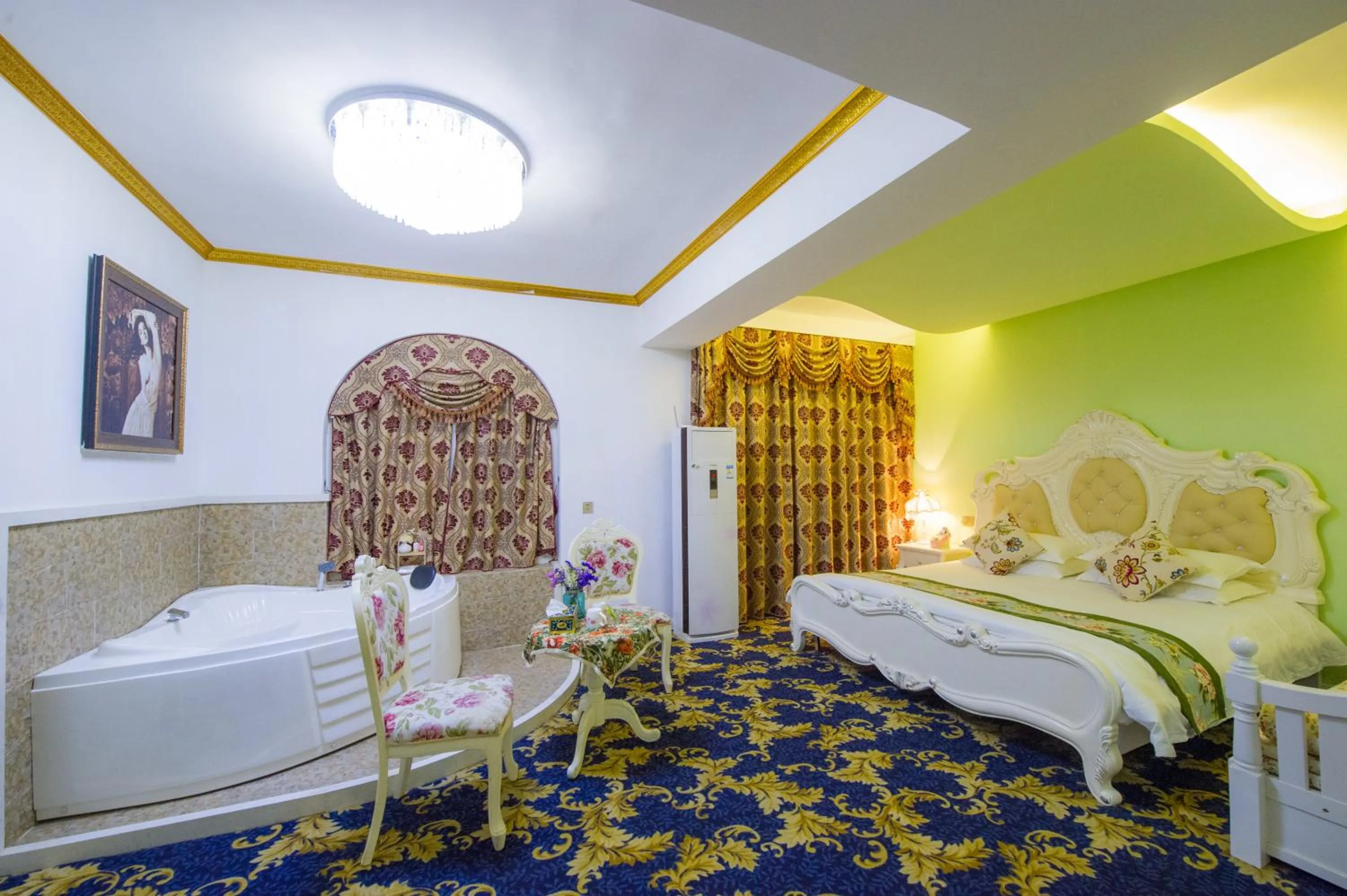 Deluxe Double Room with Bath - single occupancy in Milou Inn