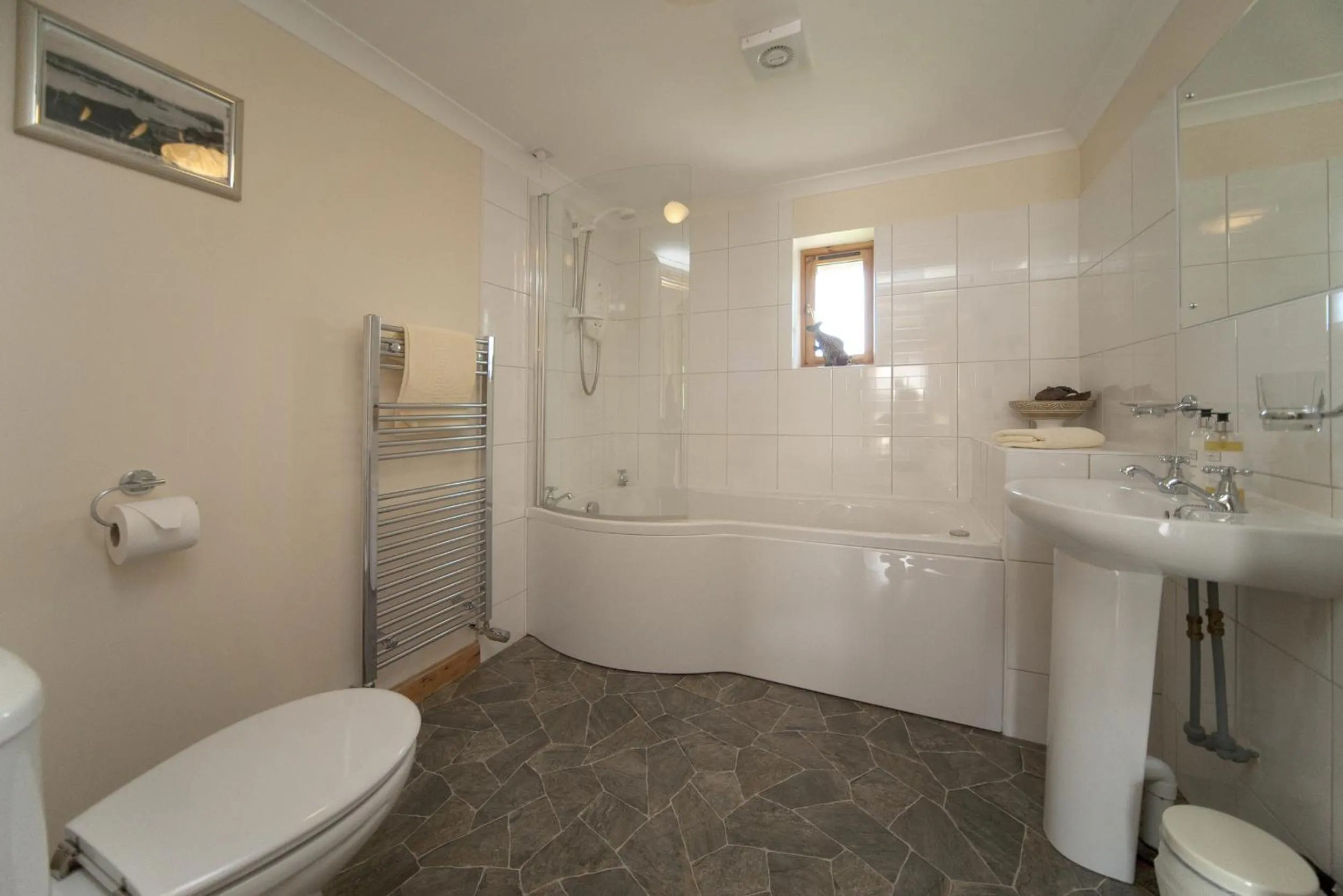 Bathroom in Clan Cottages Luxury Thatched Retreat near Oban