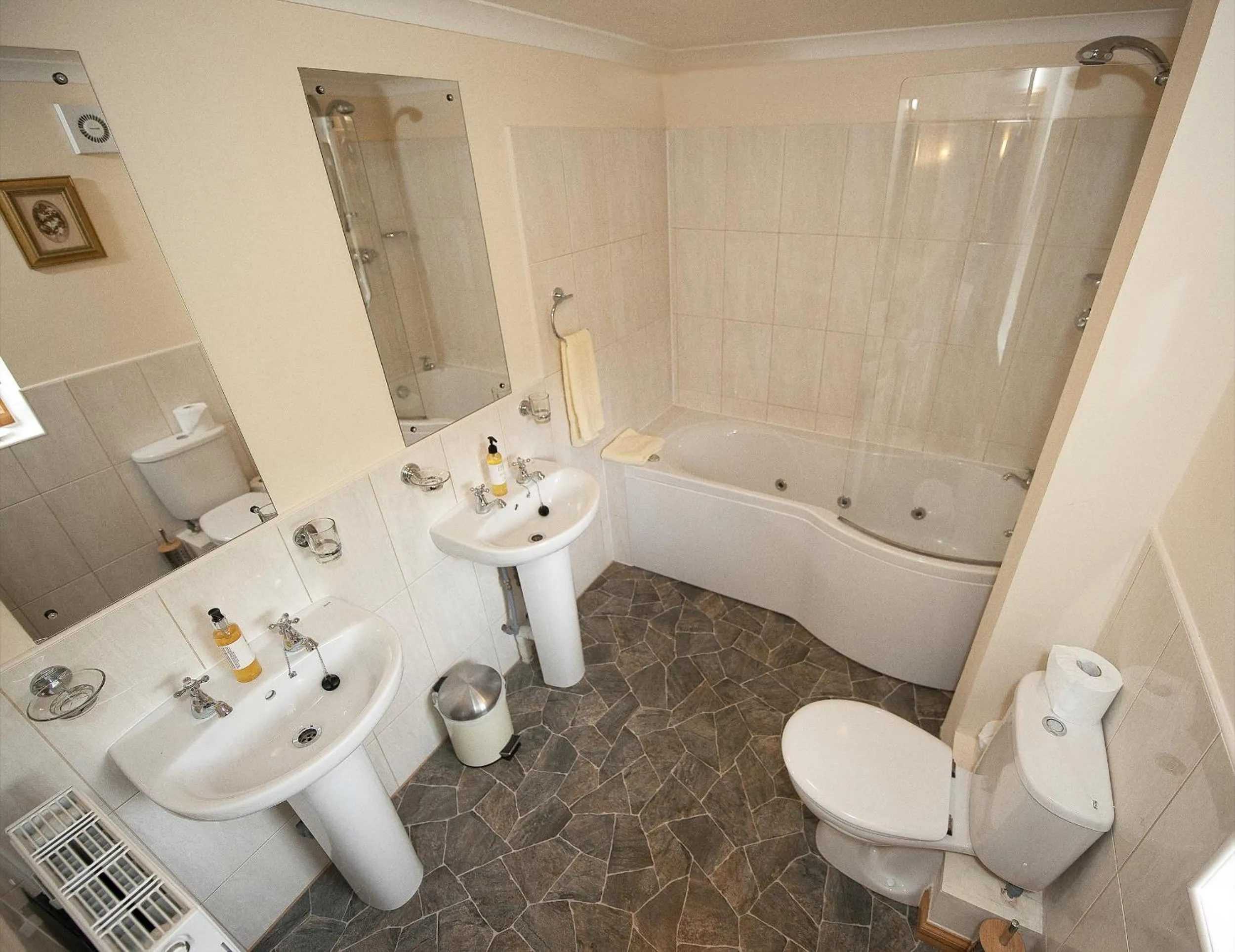 Bathroom in Clan Cottages Luxury Thatched Retreat near Oban