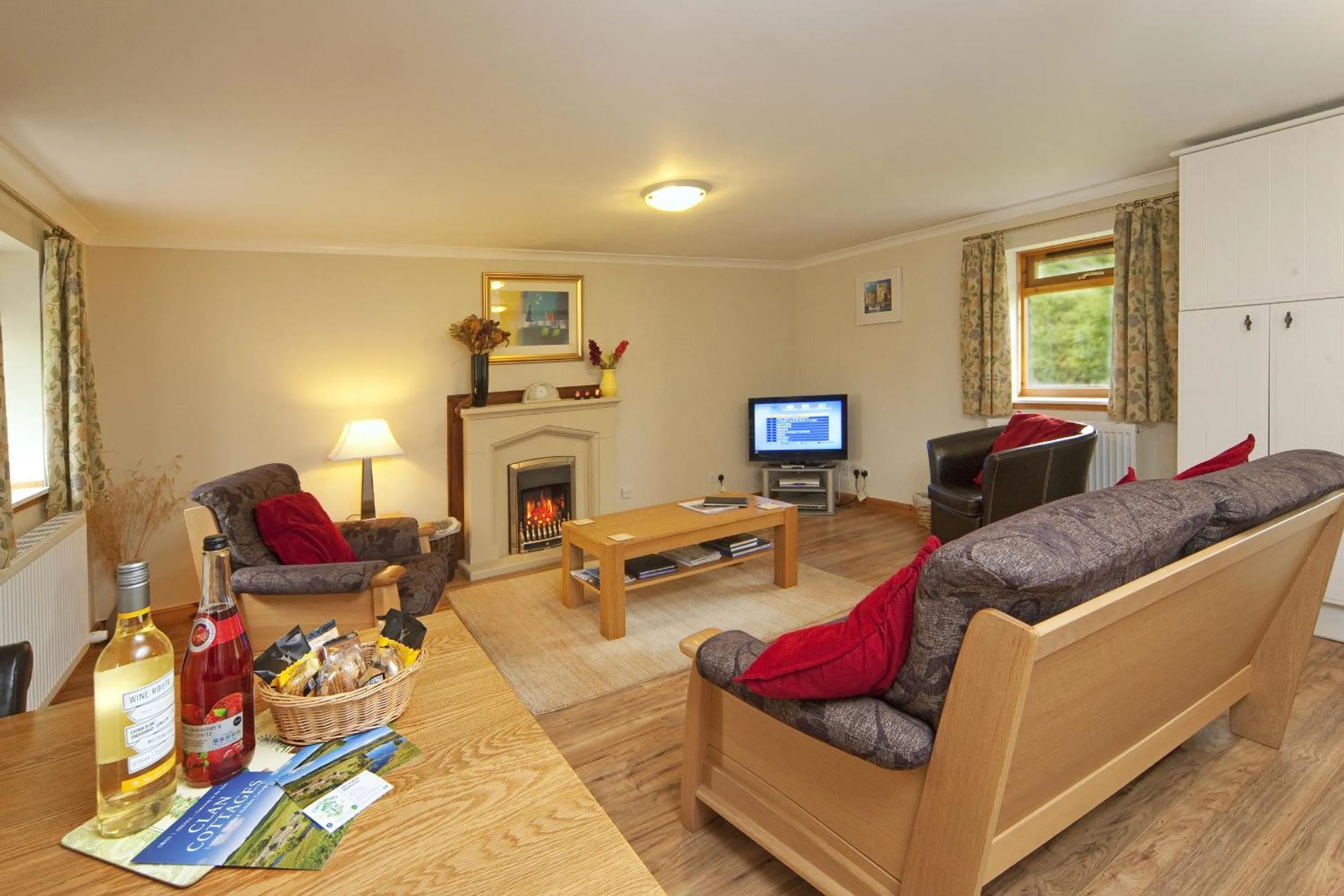Living room in Clan Cottages Luxury Thatched Retreat near Oban