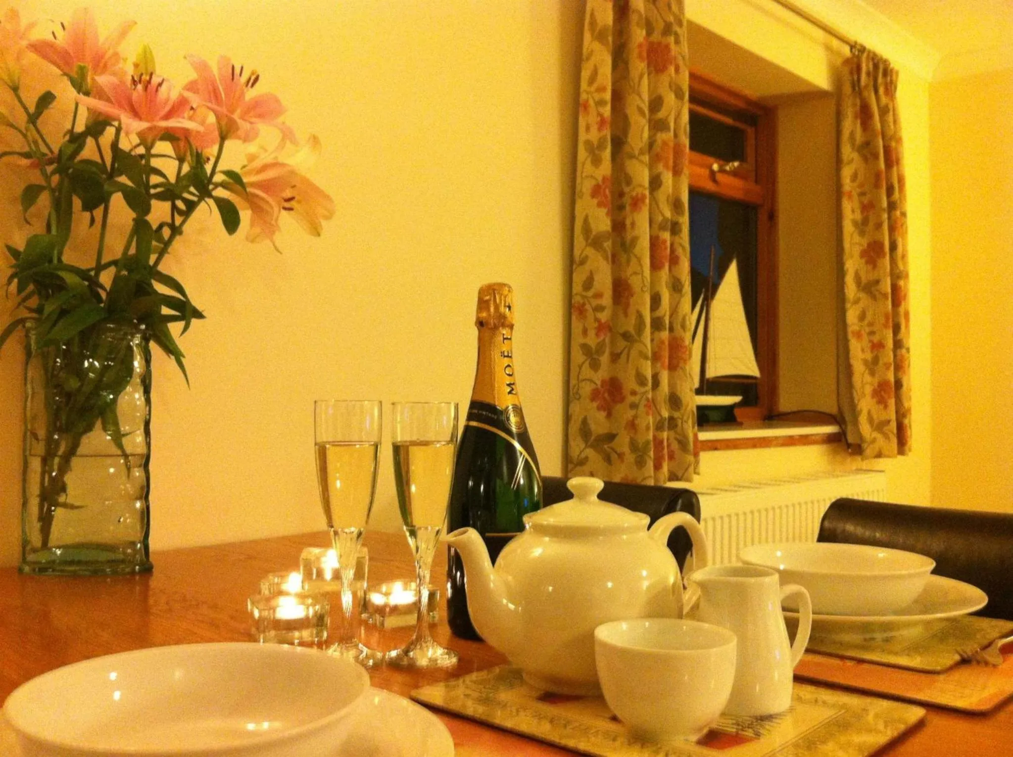 Dining area in Clan Cottages Luxury Thatched Retreat near Oban