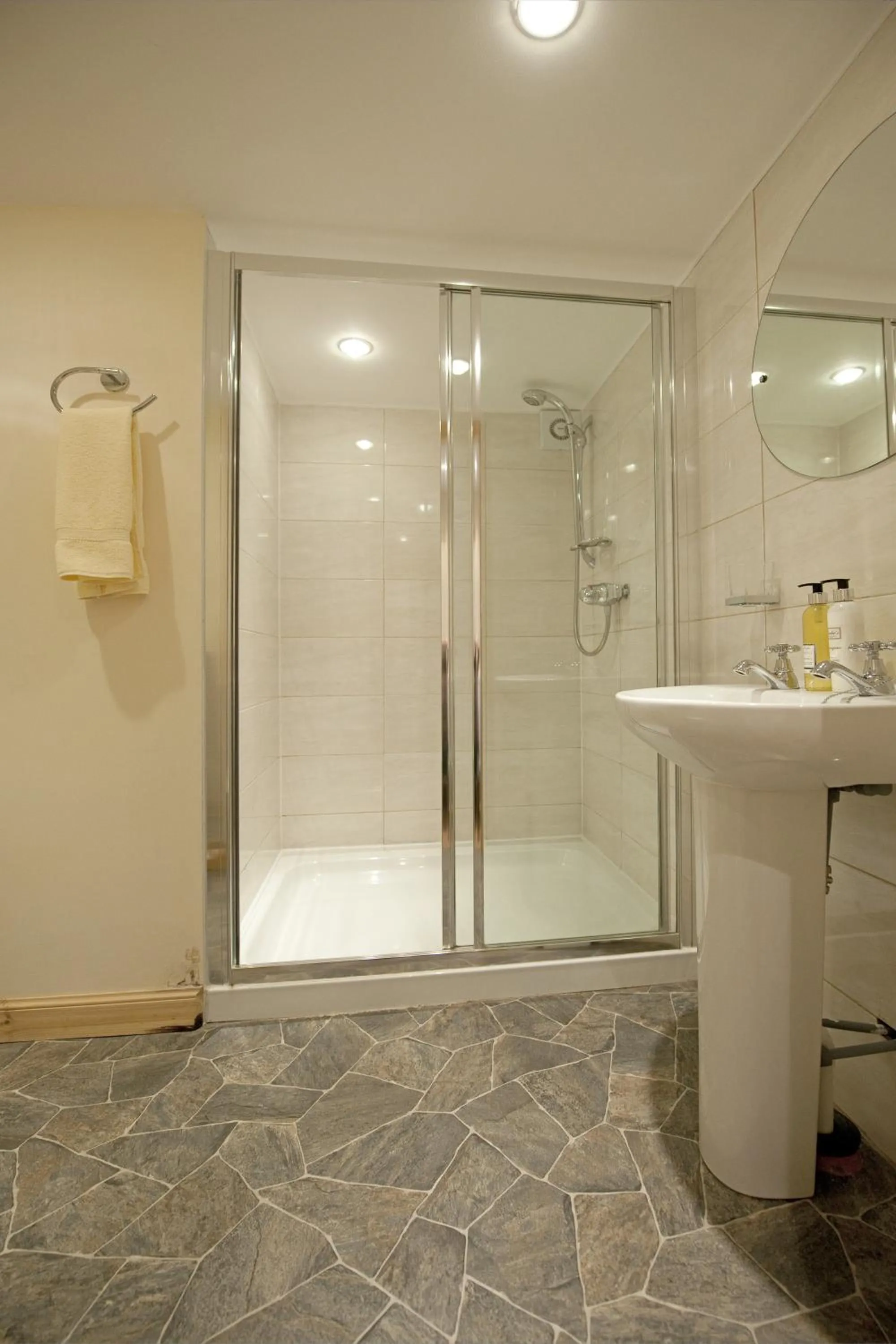 Shower in Clan Cottages Luxury Thatched Retreat near Oban