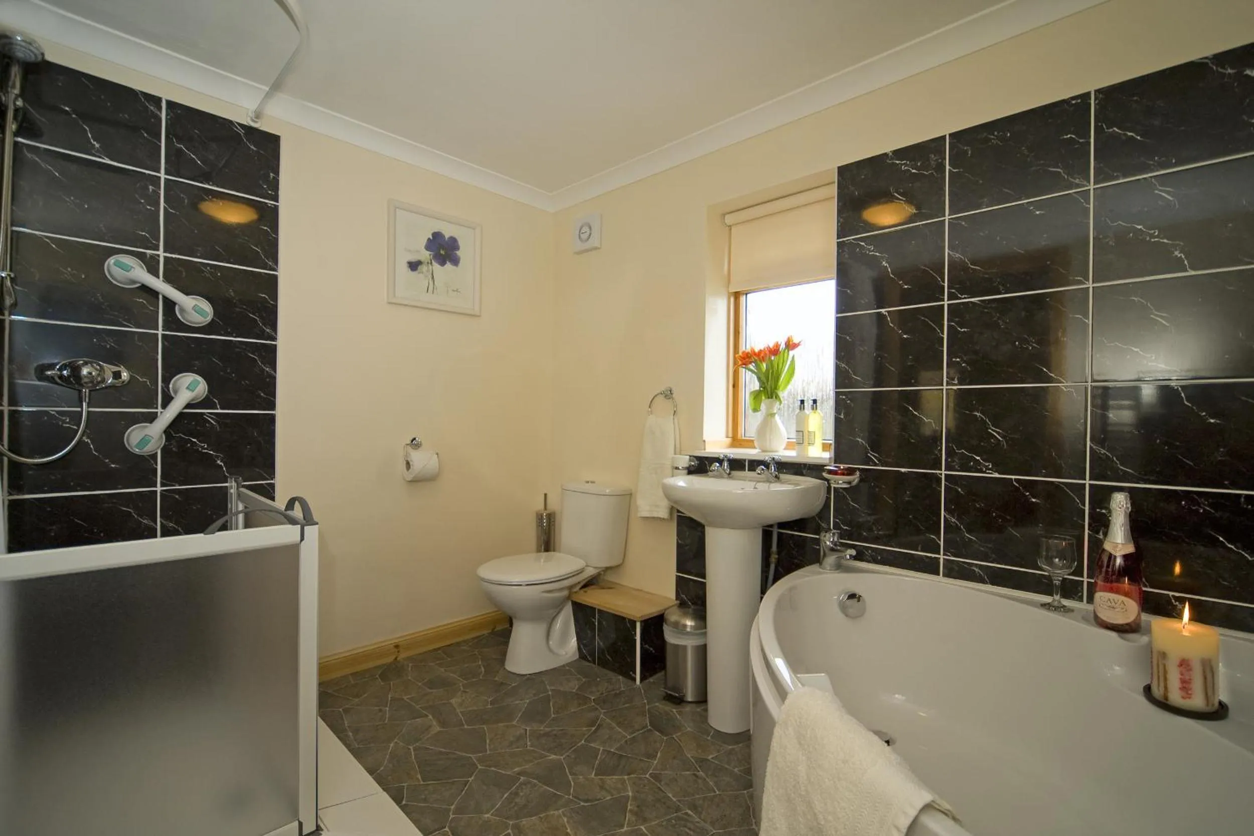 Bathroom in Clan Cottages Luxury Thatched Retreat near Oban