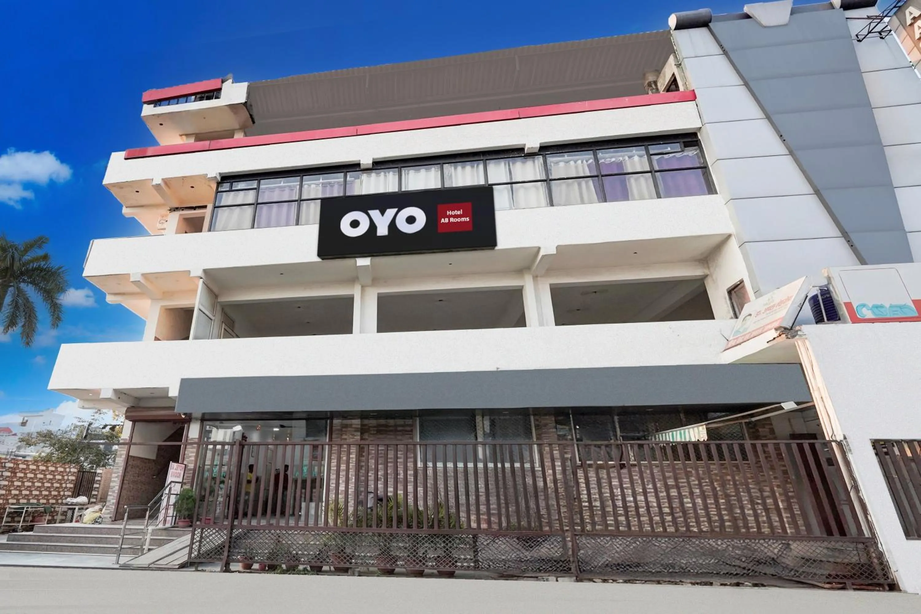Facade/entrance in Hotel O AB Rooms