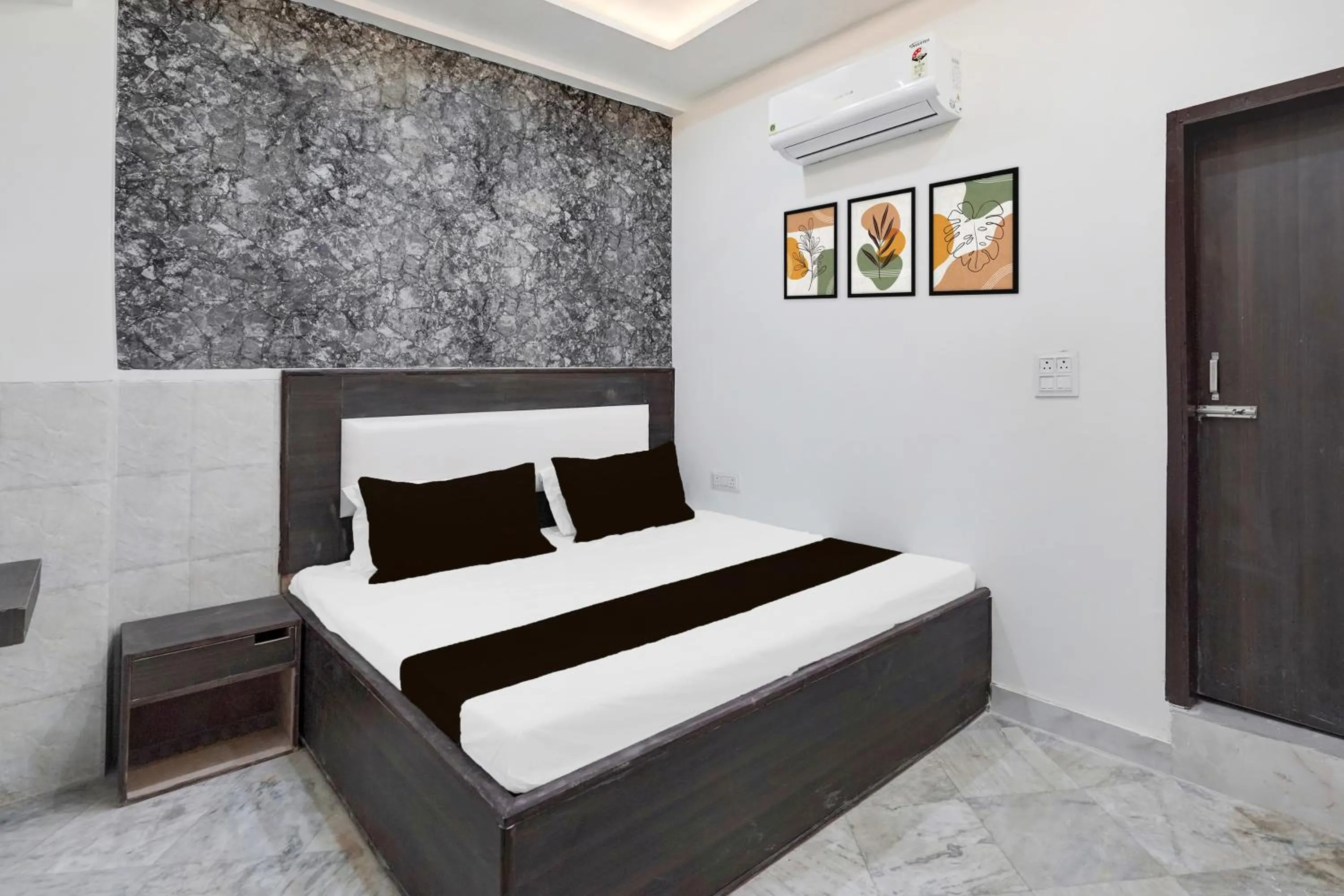 Bedroom, Bed in Hotel O AB Rooms