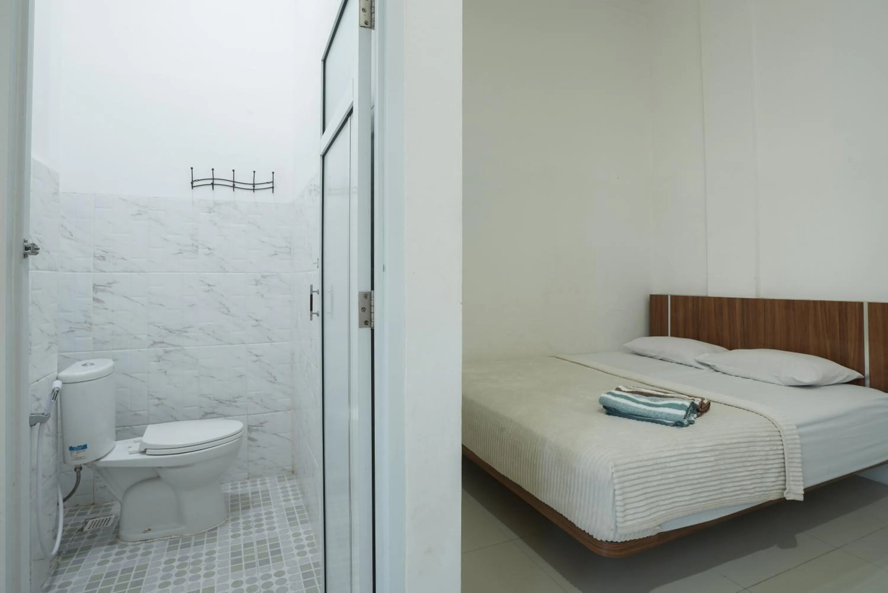 Shower, Bed in Sakura Guesthouse & Spa