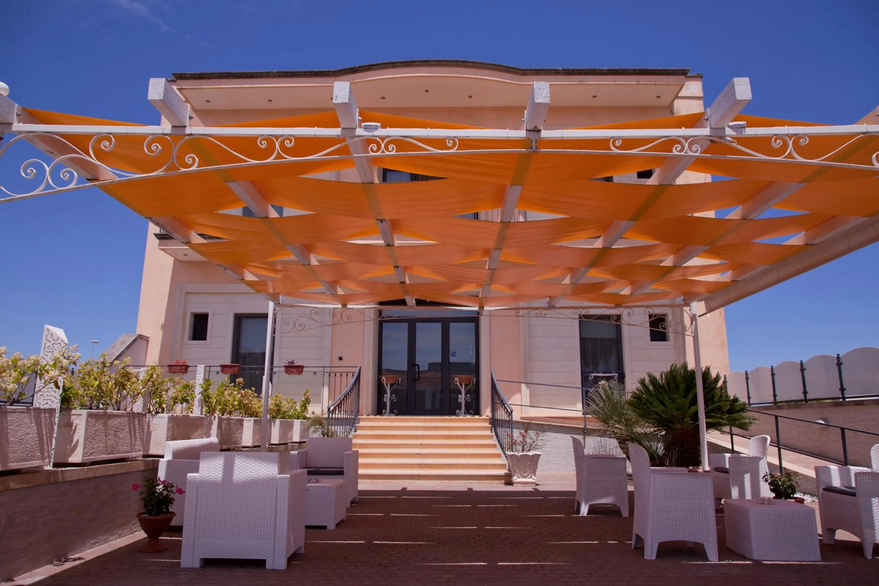 Facade/entrance in Kalinifta Residence