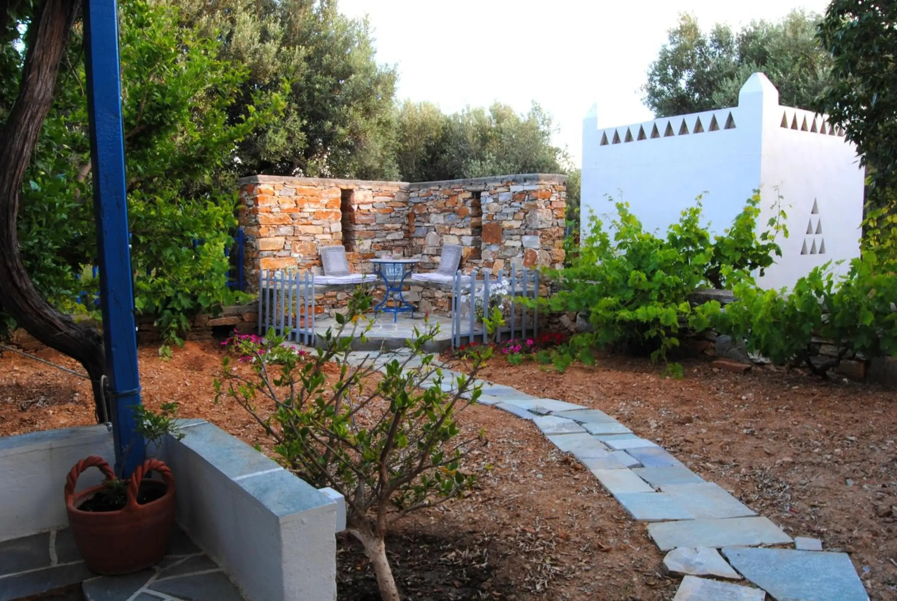 Deluxe Double or Twin Room with Garden View in Giaglakis Rooms Deluxe Double or Twin Room with Garden View in Giaglakis Rooms