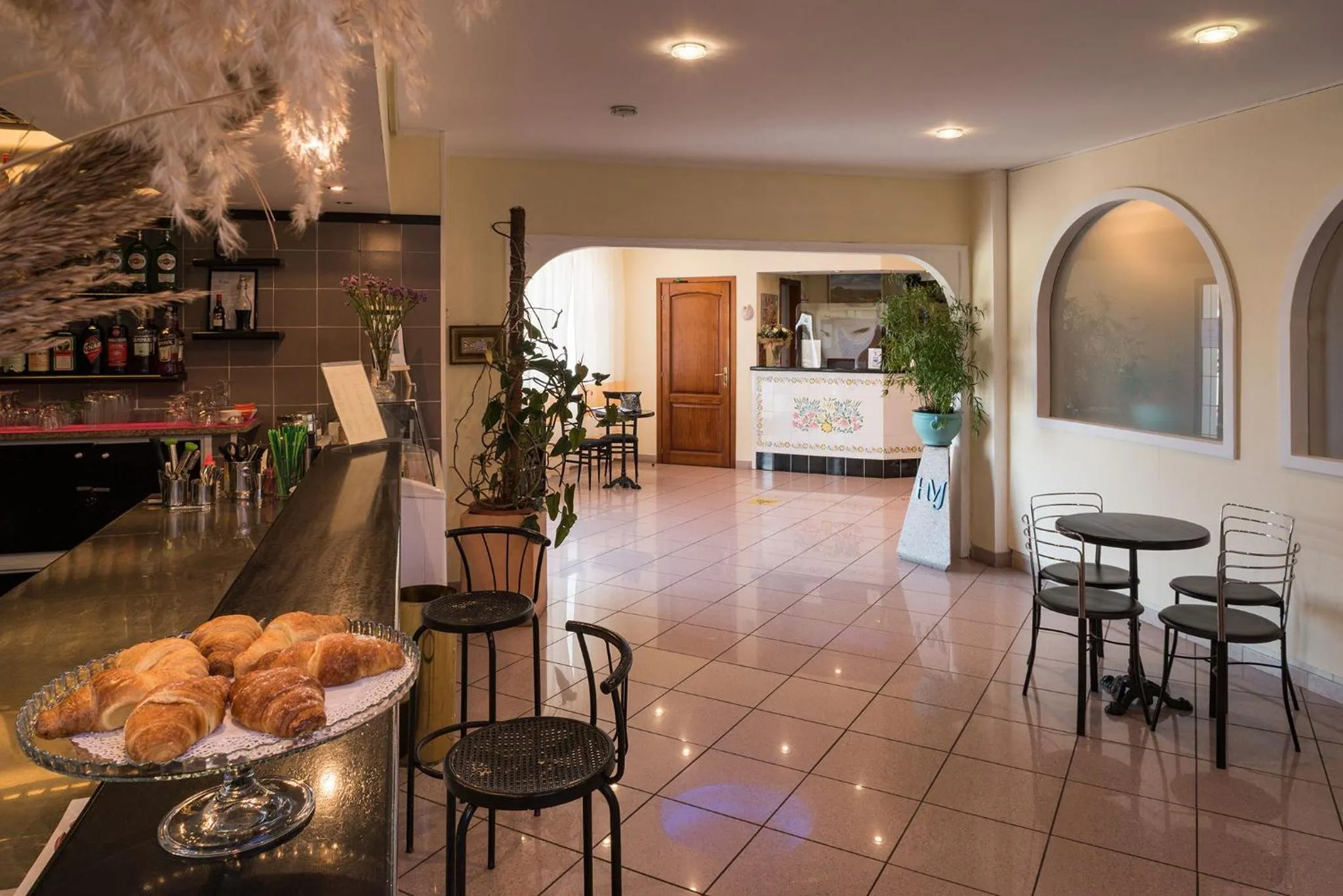 Restaurant/places to eat in Hotel Majore