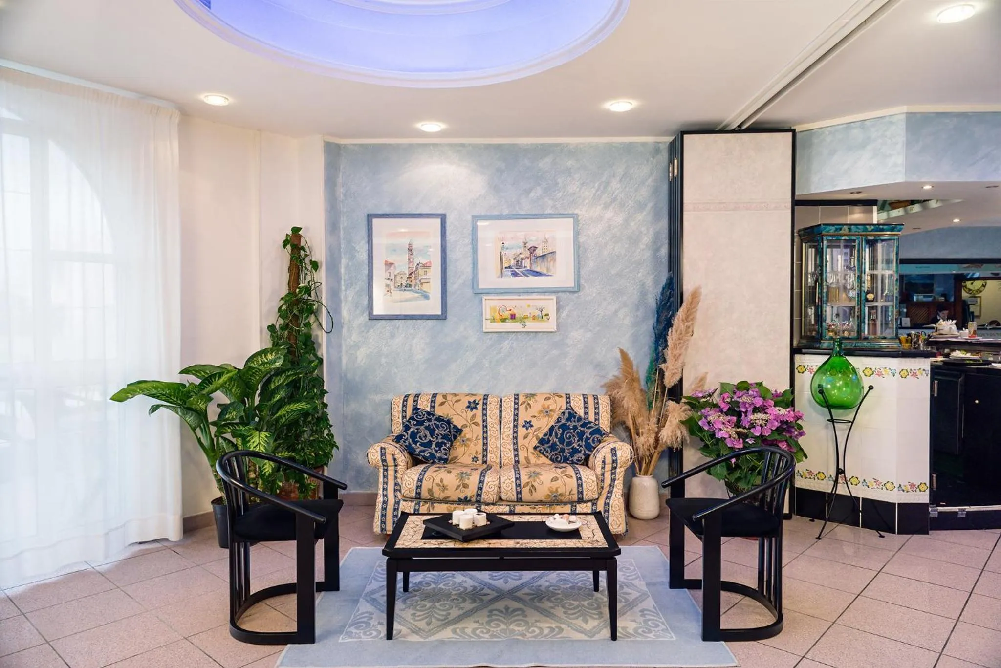 Communal lounge/ TV room in Hotel Majore