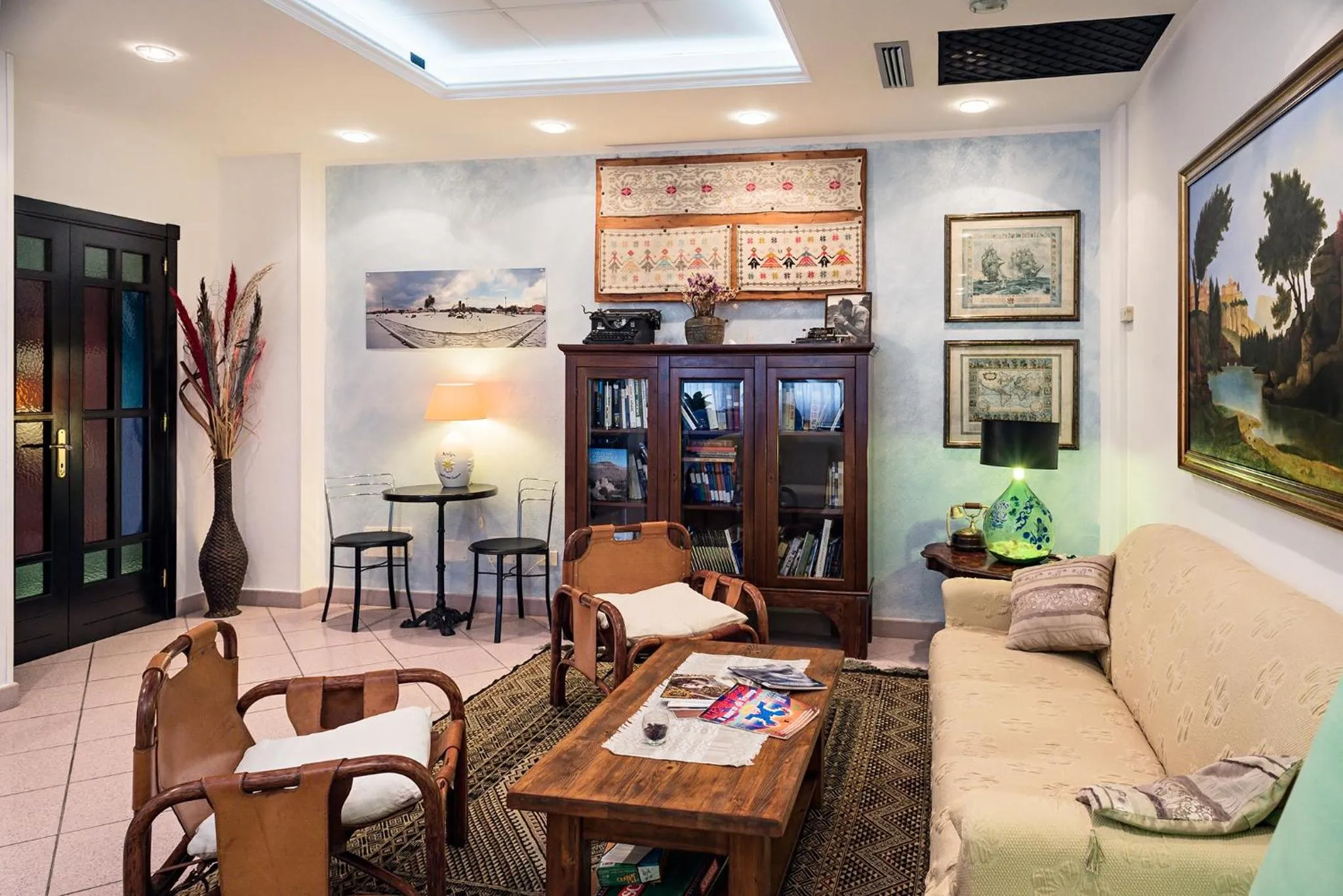 Communal lounge/ TV room in Hotel Majore