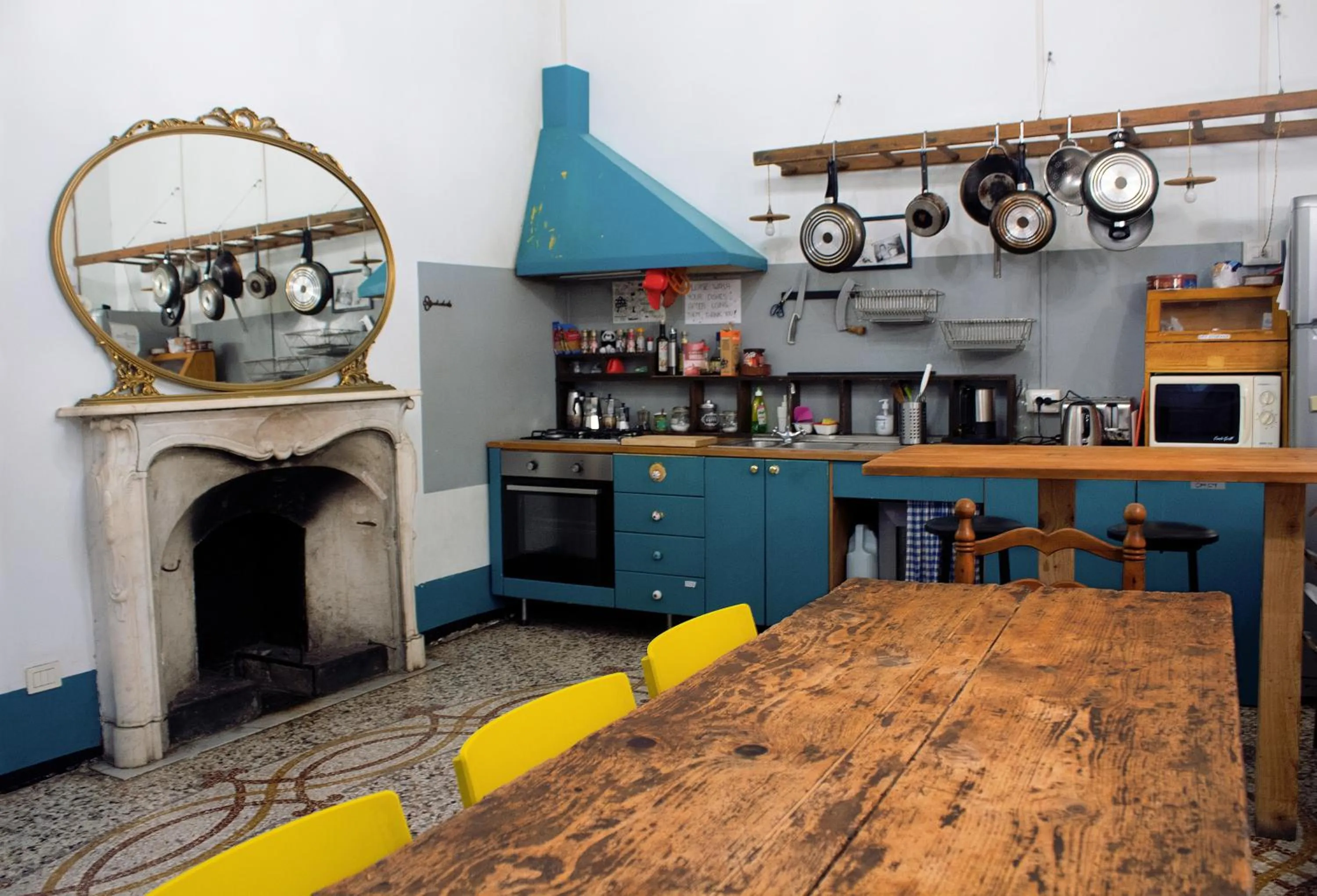 Kitchen or kitchenette in OStellin Genova Hostel