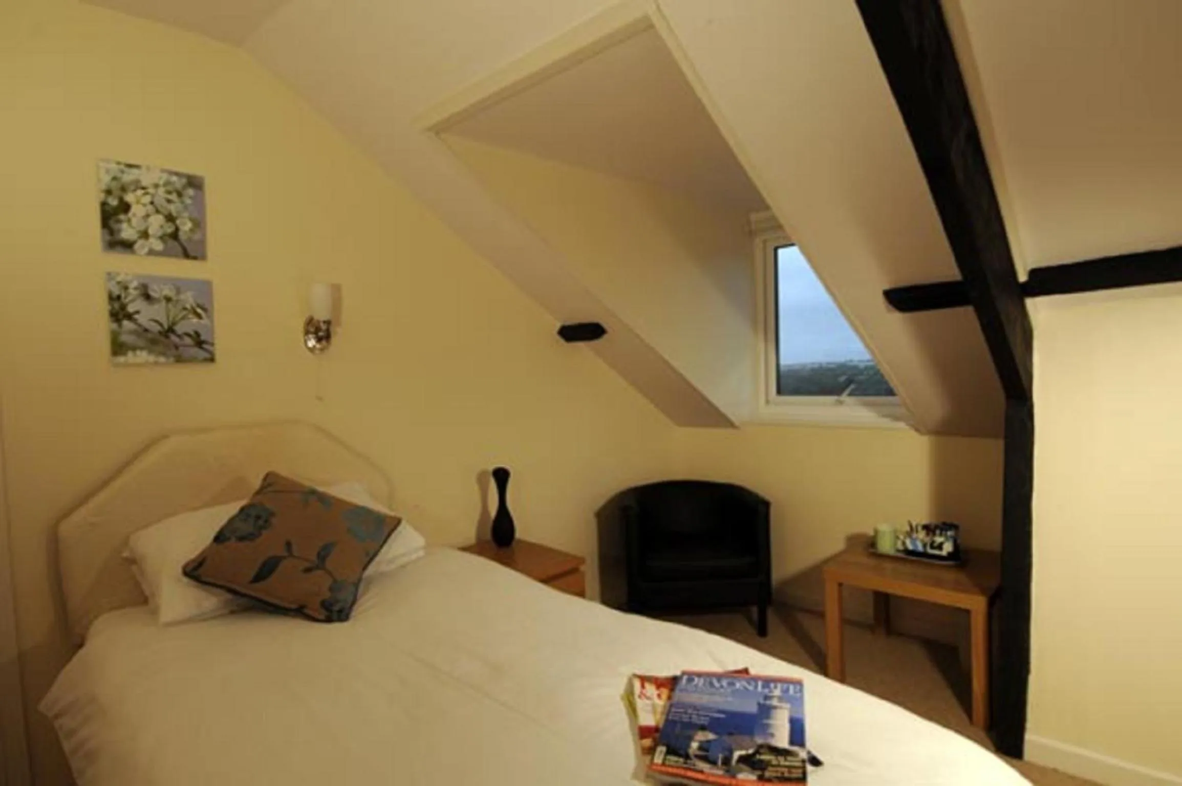 Bed in Gallery Guest House