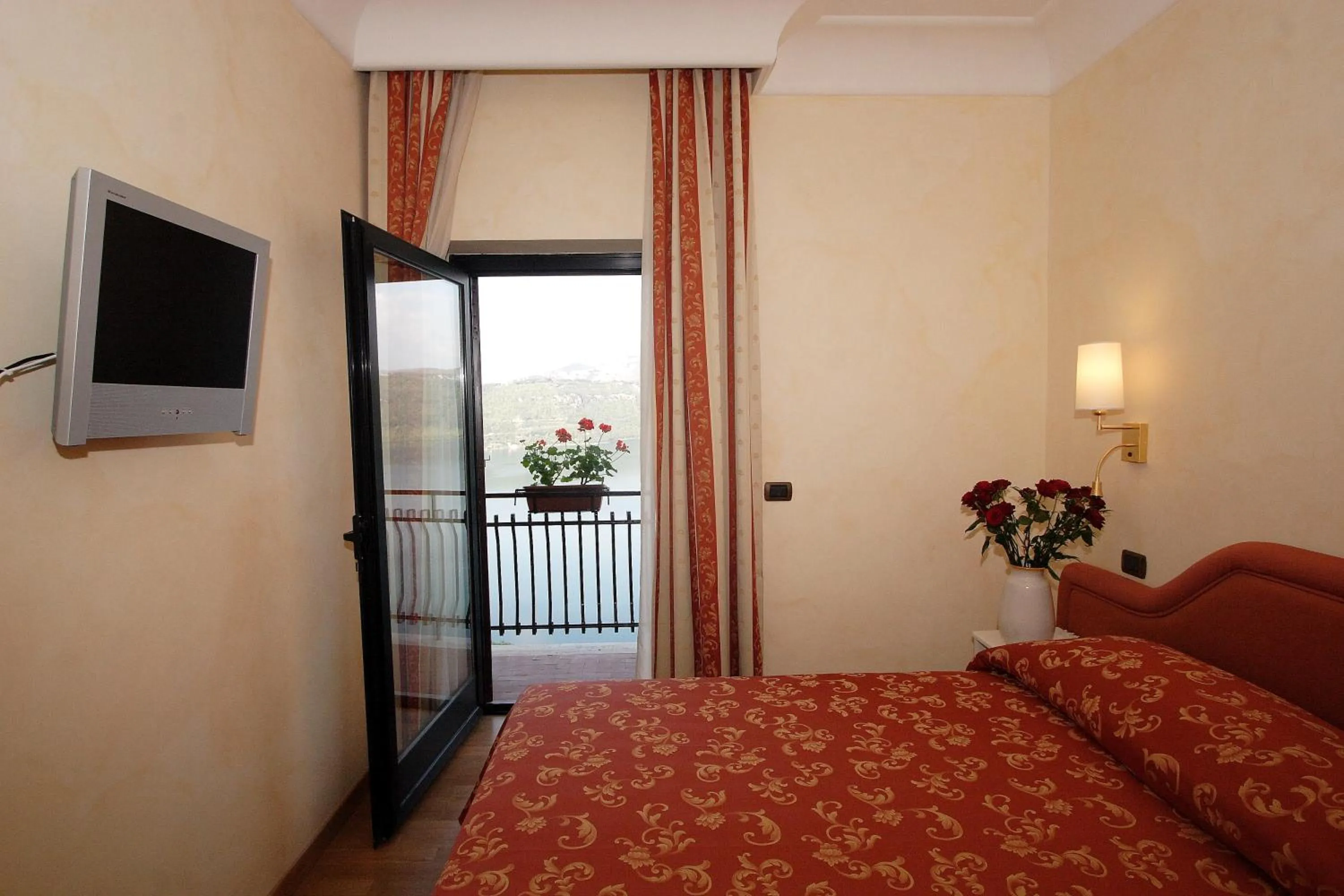 TV and multimedia, Bed in Hotel Castel Gandolfo