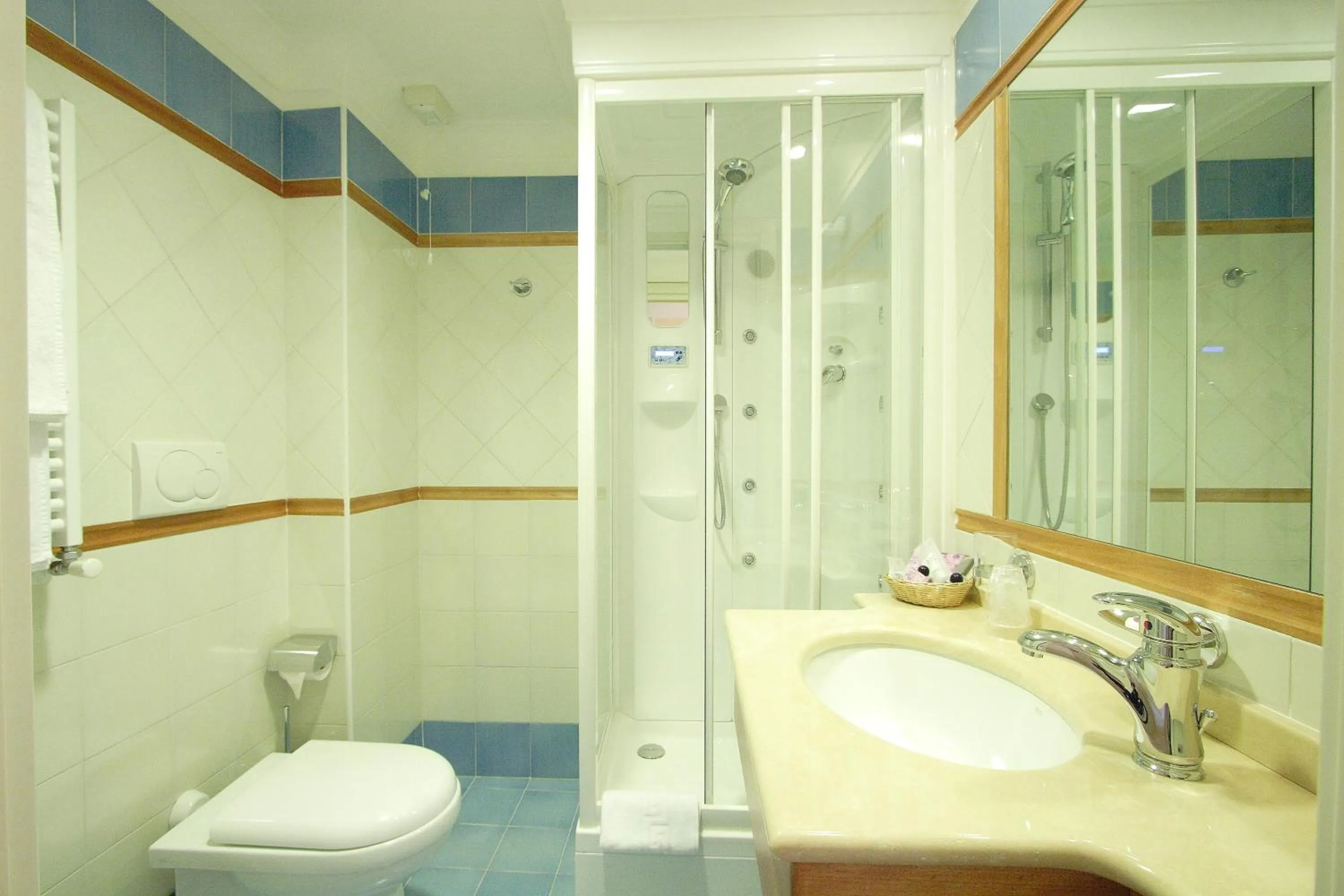 Shower in Hotel Castel Gandolfo