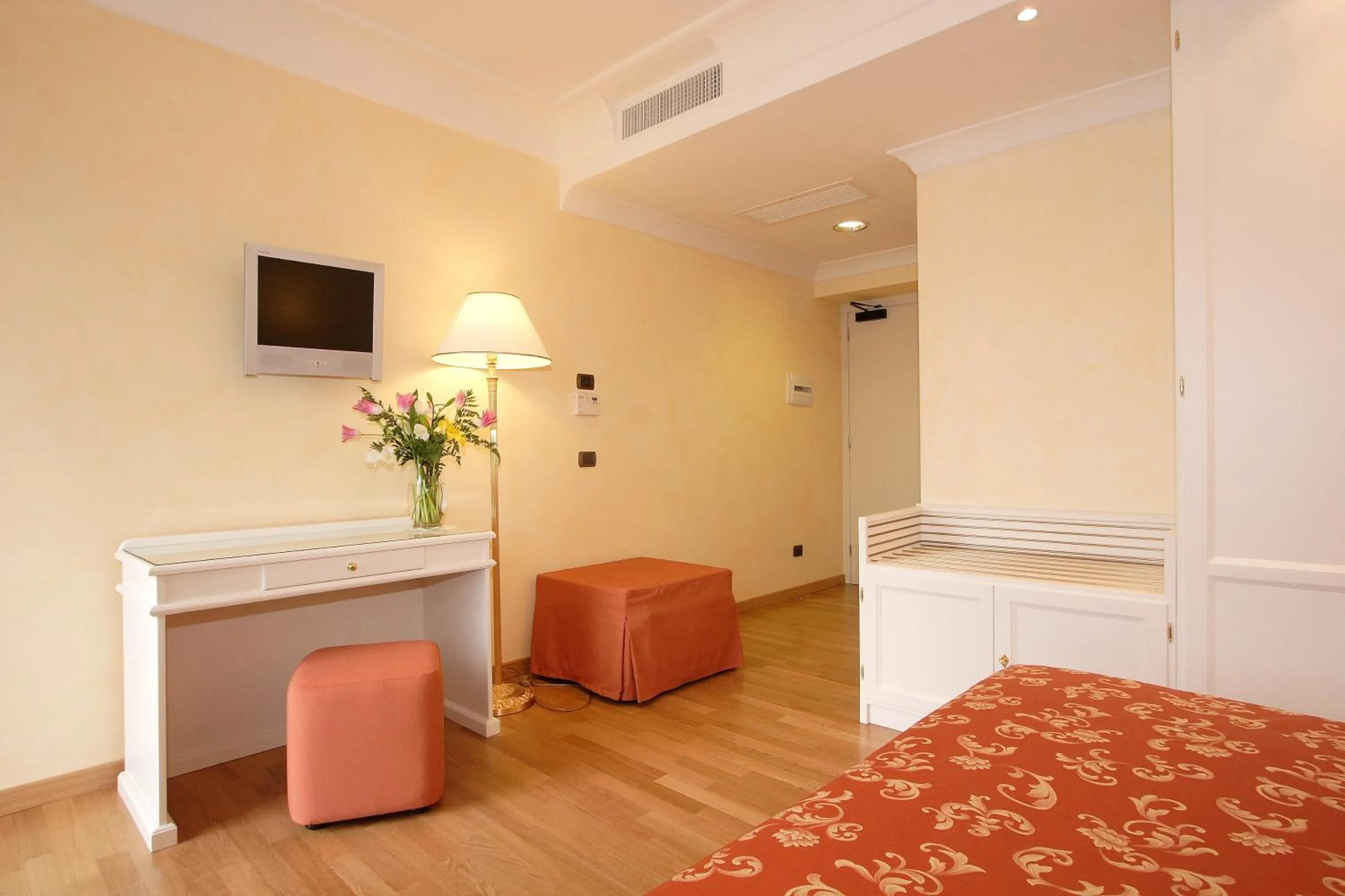 Bedroom, Bed in Hotel Castel Gandolfo