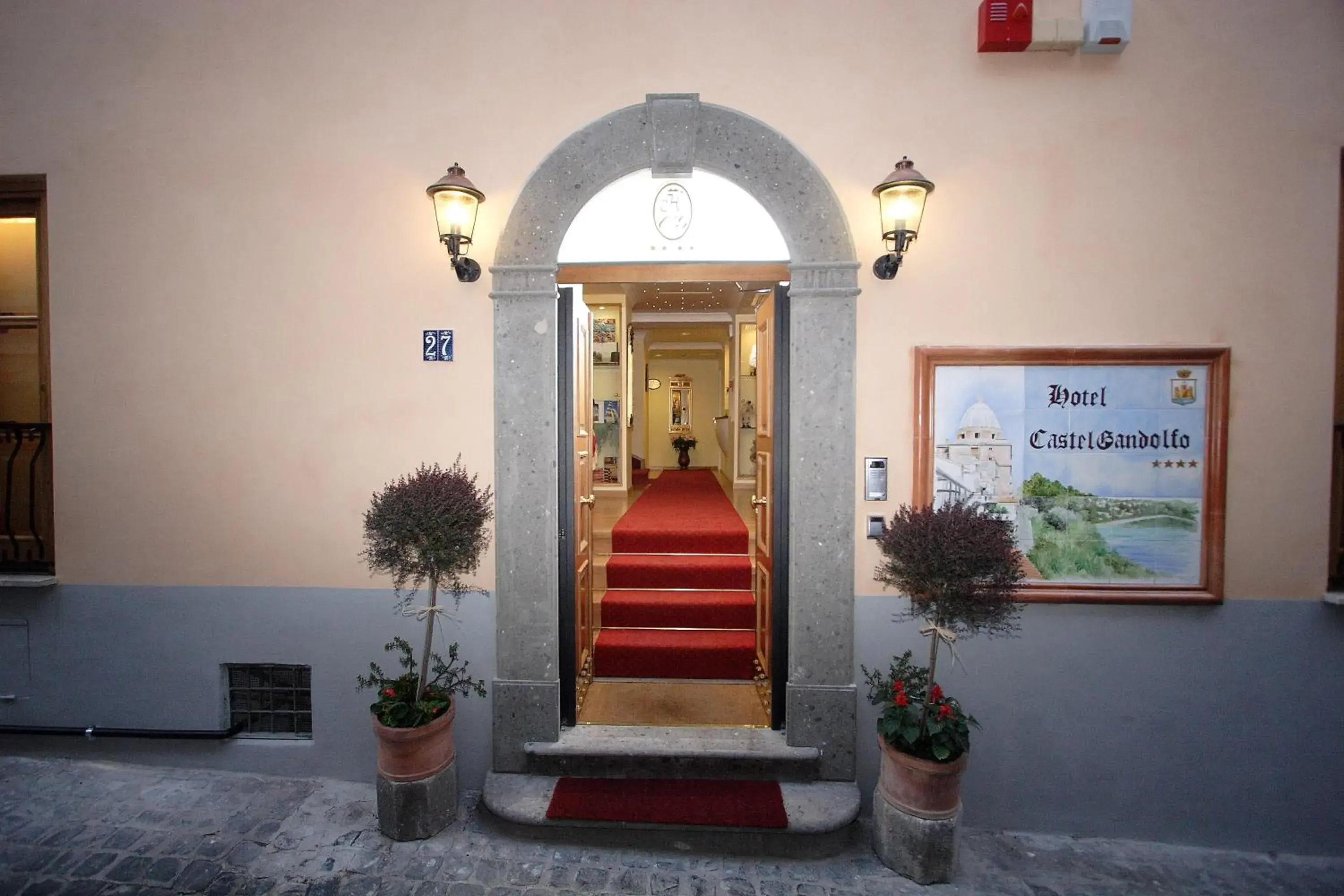 Facade/entrance in Hotel Castel Gandolfo Facade/entrance in Hotel Castel Gandolfo