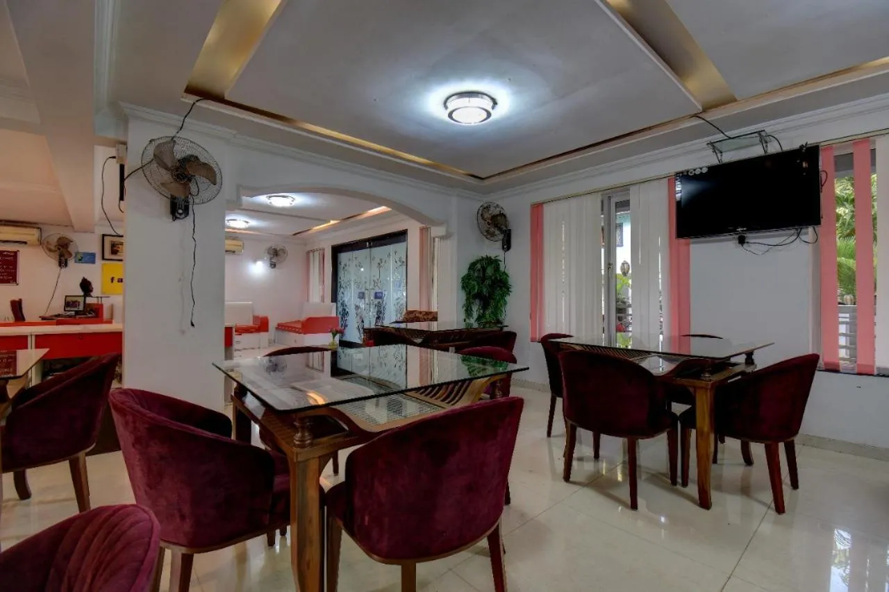 Communal lounge/ TV room in Royal Mirage Boutique Stay