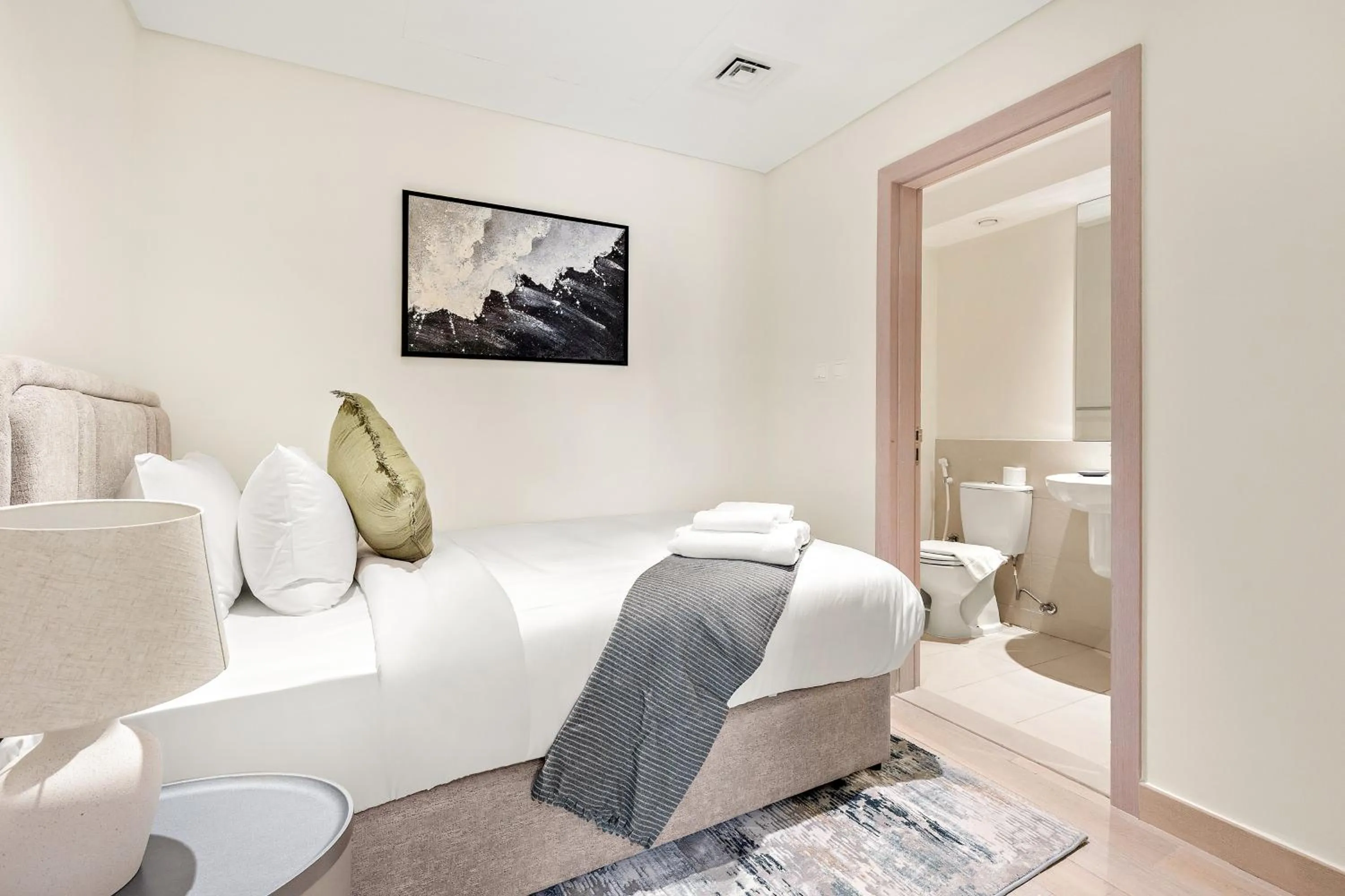 Bedroom, Bed in Desert Key - Perfectly Located Yas Island Premier Apts