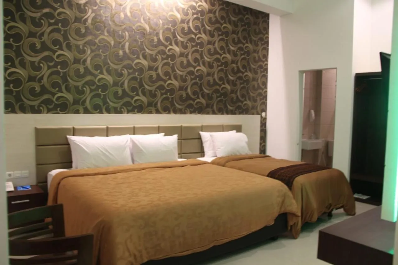 Bed in Tlogomas Guest House